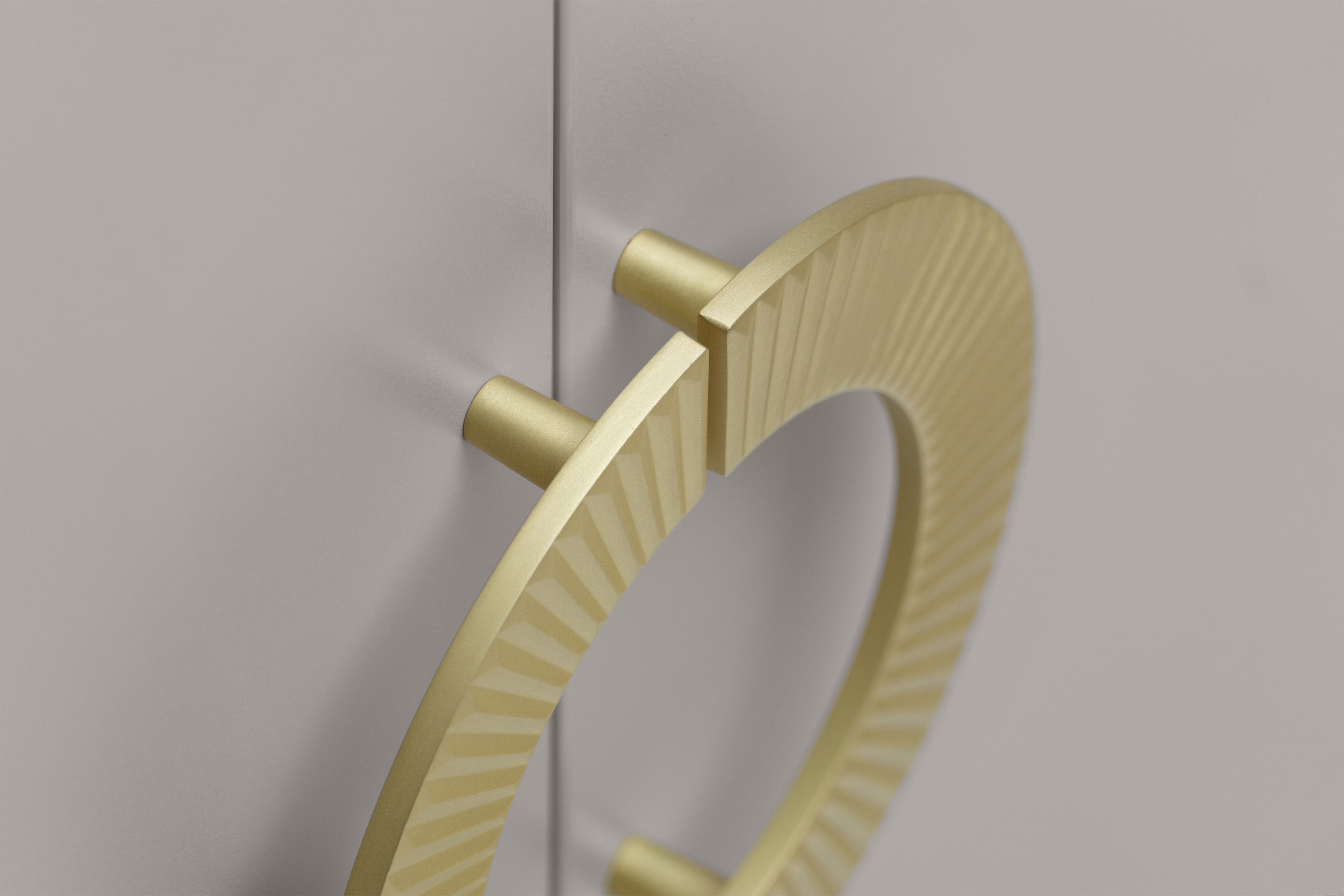 Komoda Nubo 150 cm - kašmírová / zlaté nožky Komoda Gotimo 150 cm se zásuvkami - kašmír / zlote Nohy