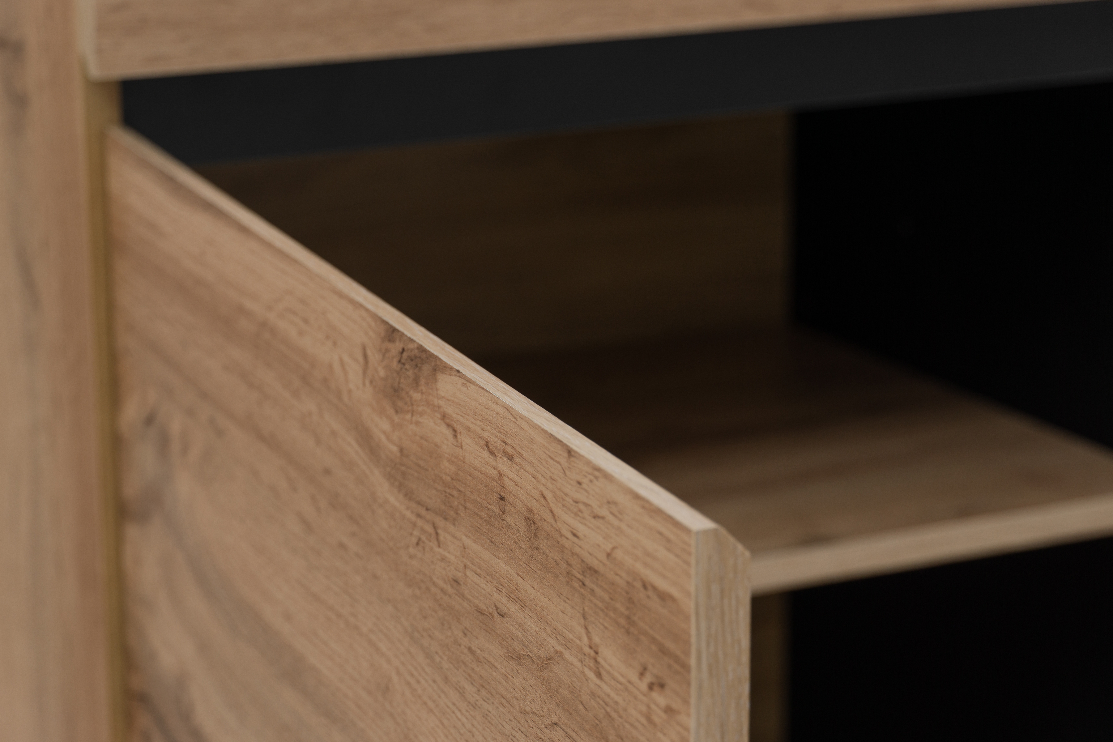 Komoda Cross 225 cm so 4 zásuvkami - dub wotan / čierna Komoda Gramon 225 cm so zásuvkami - Dub wotan / Čierny