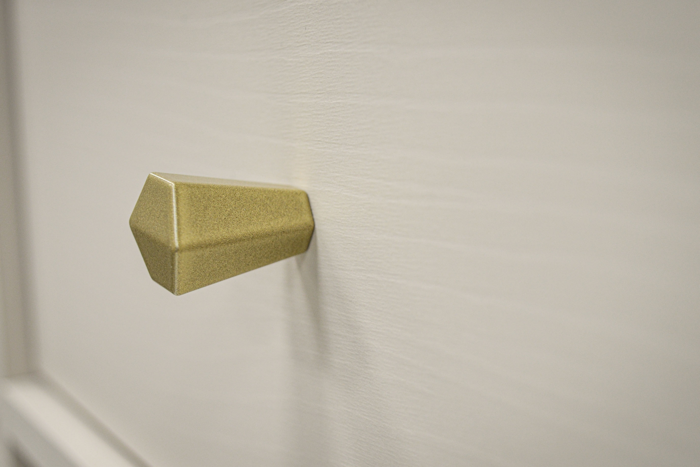 Komoda Lotina I 1F3S se zásuvkami 100 cm - písková béžová / zlaté nohy Komoda Lotina I 1F3S se zásuvkami 100 cm - béžová Pískový / zlote Nohy