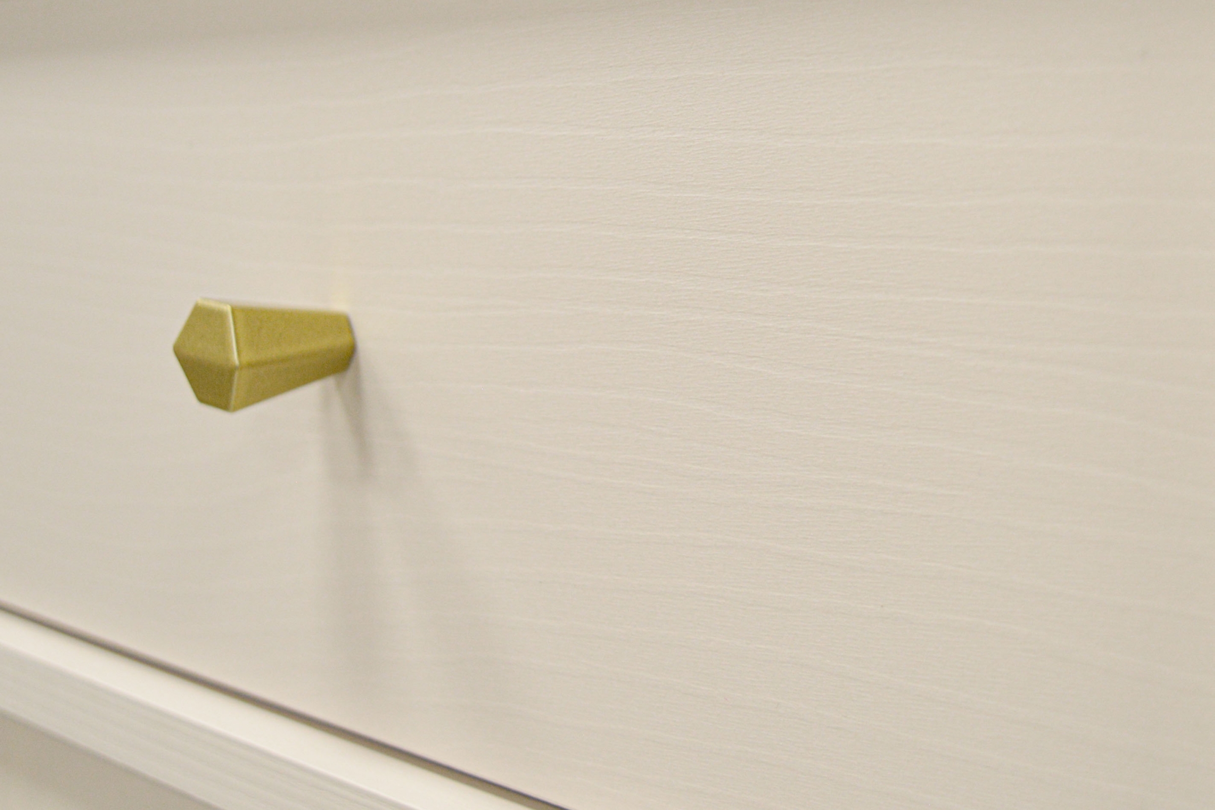 Komoda Lotina II 100 cm 2F3S se zásuvkami - písková béžová / zlaté nožky Komoda Lotina II 2F3S se zásuvkami 100 cm - béžová Pískový / zlote Nohy