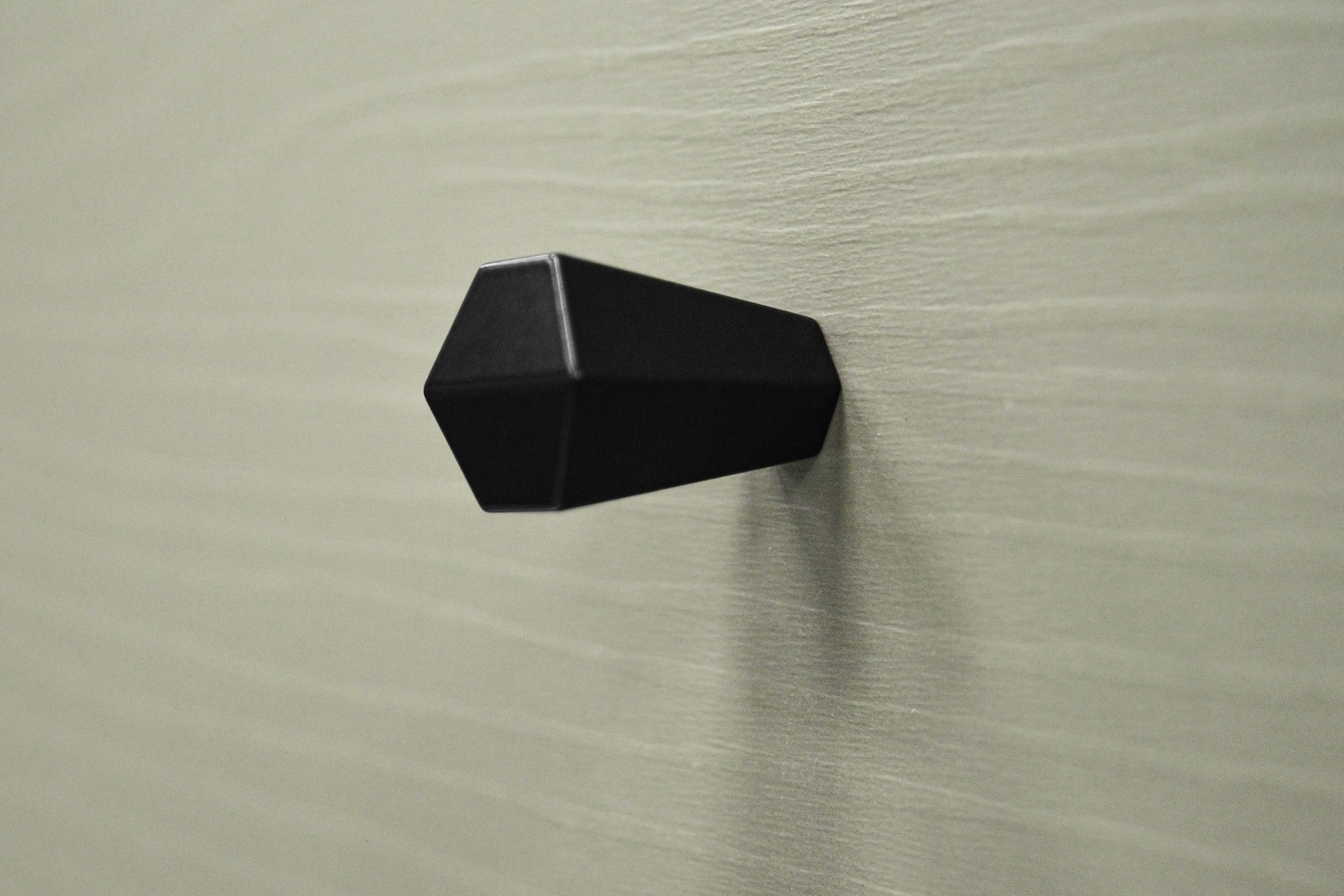 Komoda Lotina II 125 cm 3F - eukalyptus / černé nožky Komoda Lotina II 3F - 125 cm - eukaliptus / černá Nohy