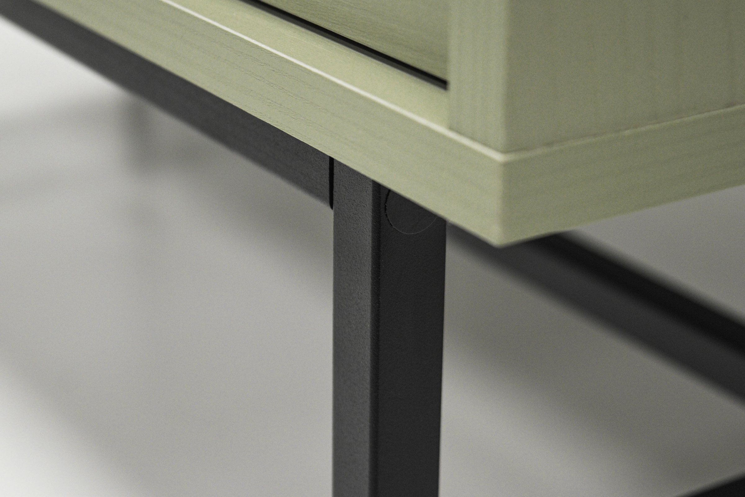 Komoda Lotina III 125 cm 3F3S se zásuvkami - eukalyptus / černé nožky Komoda Lotina III 3F3S se zásuvkami 125 cm - eukaliptus / černá Nohy