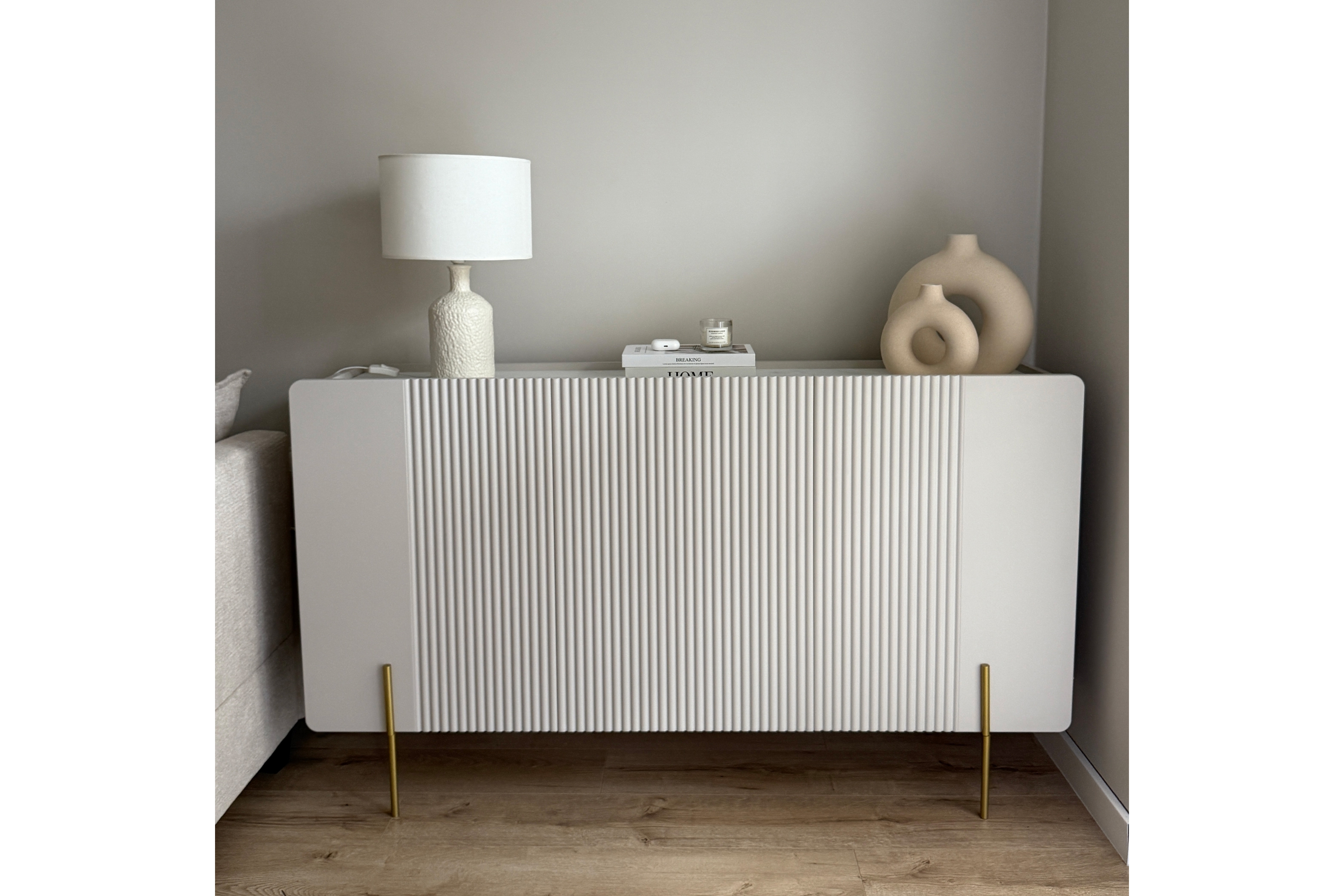 Komoda Malmi 150 cm - kašmírová / crema bianca / zlaté nožky Komoda Malmi 150 cm - kašmír / crema bianca / zlote nozki