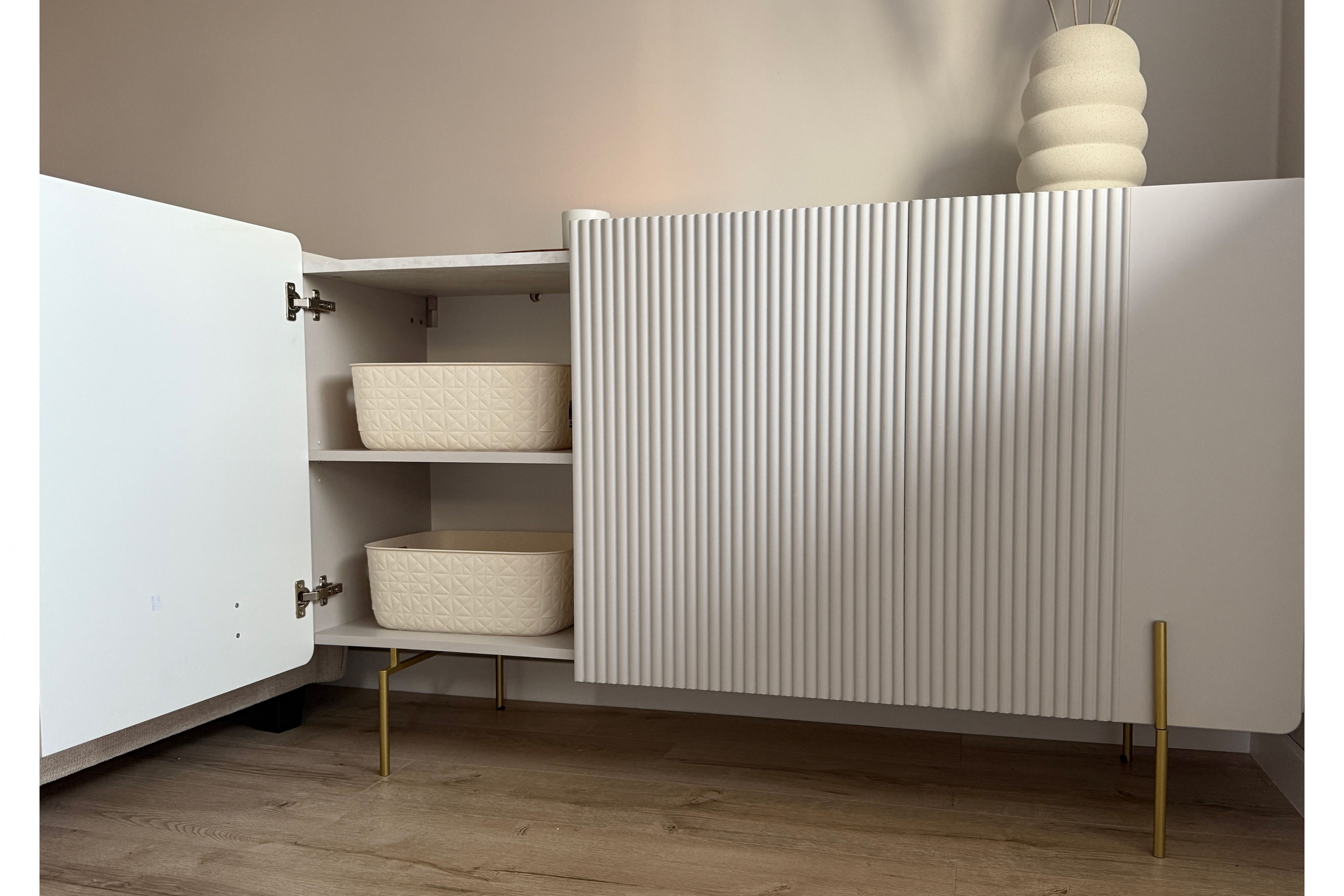 Komoda Malmi 150 cm - kašmírová / crema bianca / zlaté nožky Komoda Malmi 150 cm - kašmír / crema bianca / zlote nozki