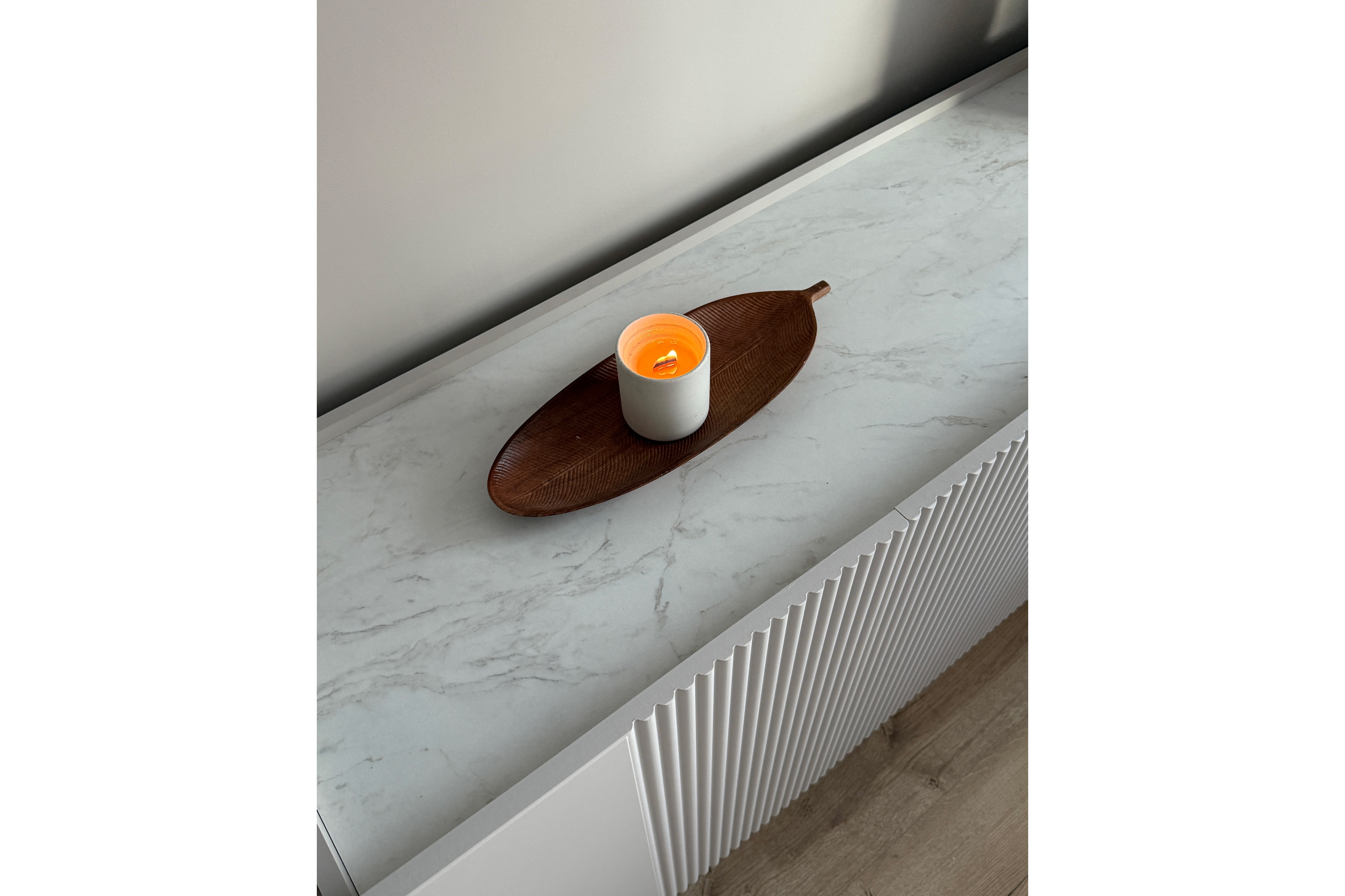 Komoda Malmi 150 cm - kašmírová / crema bianca / zlaté nožky Komoda Malmi 150 cm - kašmír / crema bianca / zlote nozki