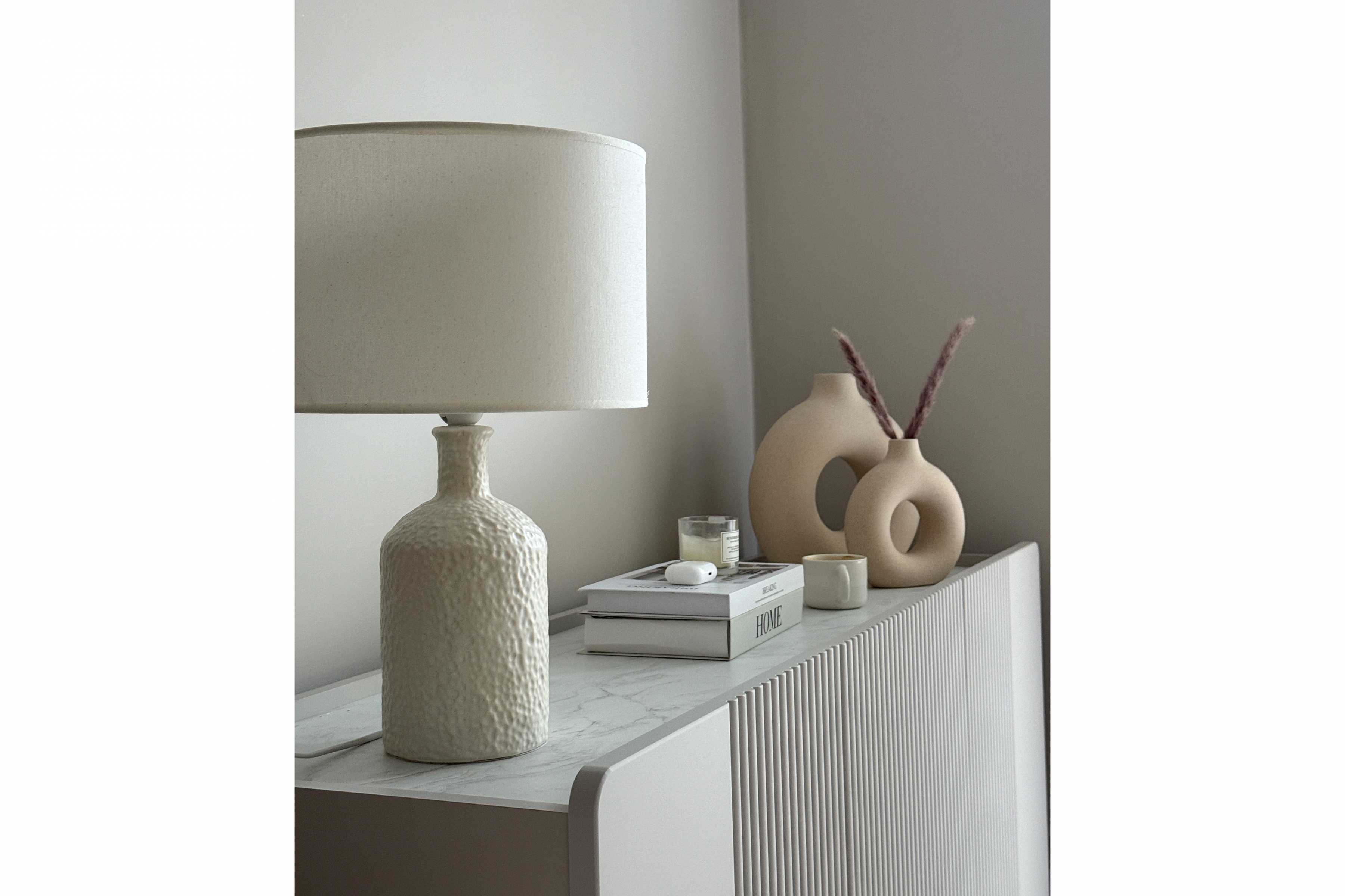 Komoda Malmi 150 cm - kašmírová / crema bianca / zlaté nožky Komoda Malmi 150 cm - kašmír / crema bianca / zlote nozki