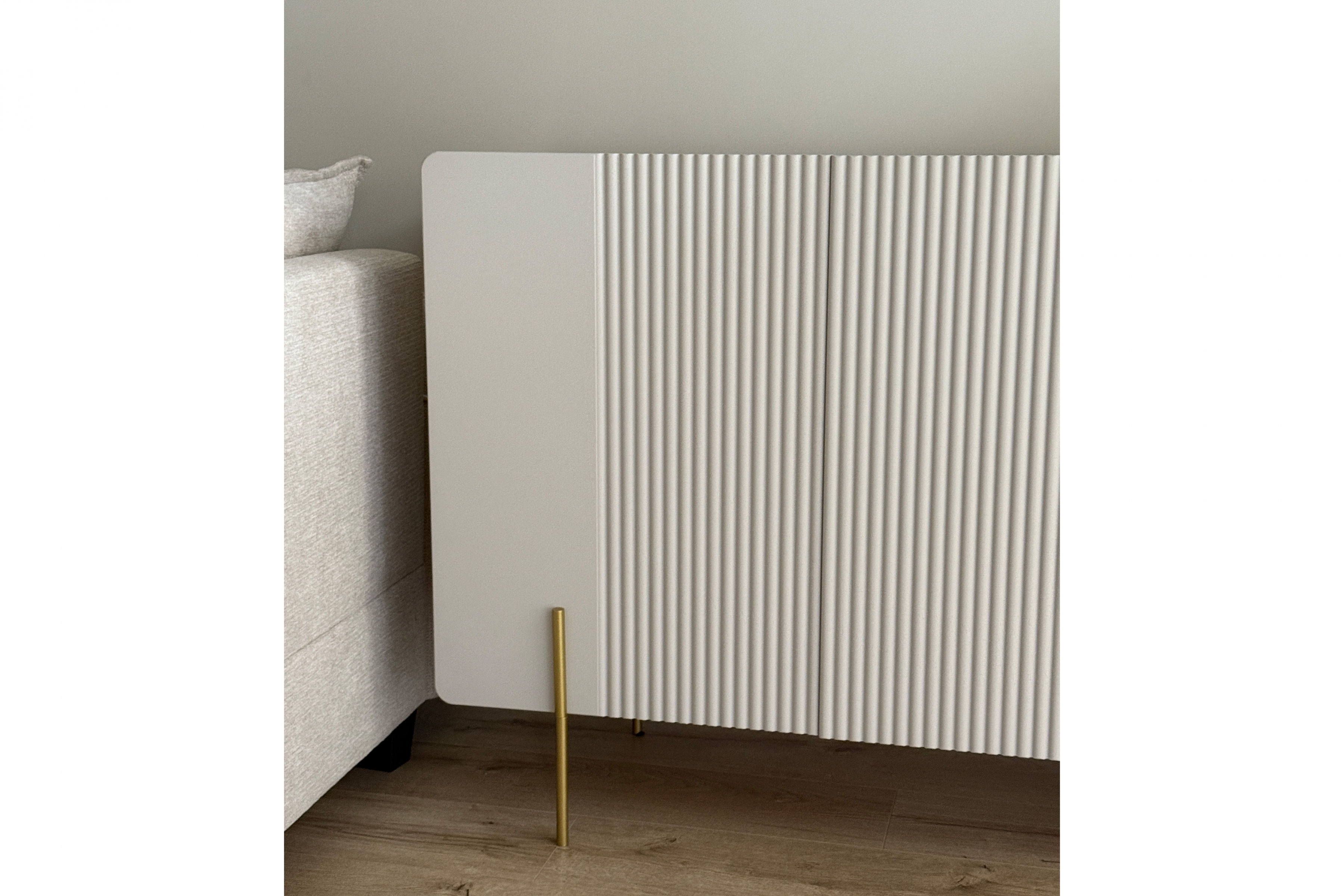 Komoda Malmi 150 cm - kašmírová / zlaté nožky Komoda Malmi 150 cm - kašmír / zlote nozki