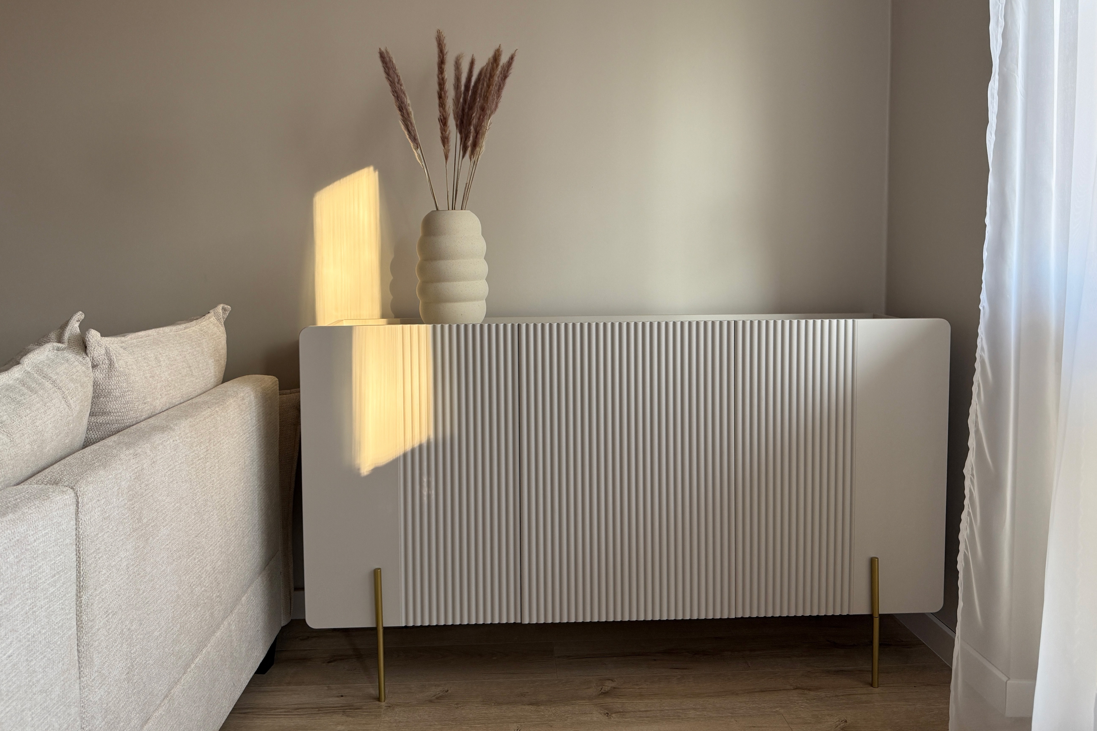 Komoda Malmi 150 cm - kašmírová / zlaté nožky Komoda Malmi 150 cm - kašmír / zlote nozki