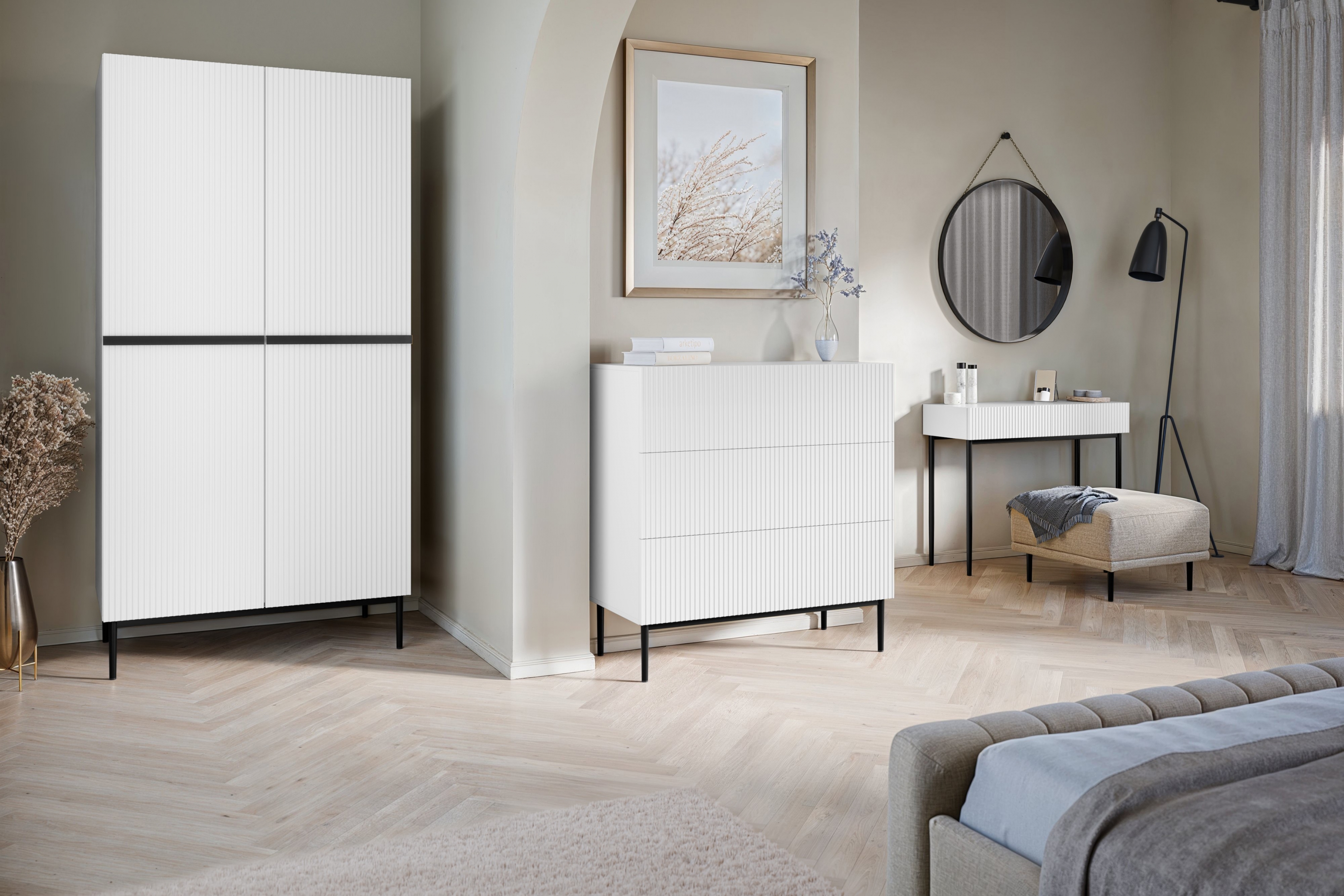 Komoda Nicole 100 cm - biely mat / čierna Komoda Nicole 100 cm s tromi zásuvkami i metalowymi nogami - biely mat / čierny nozki