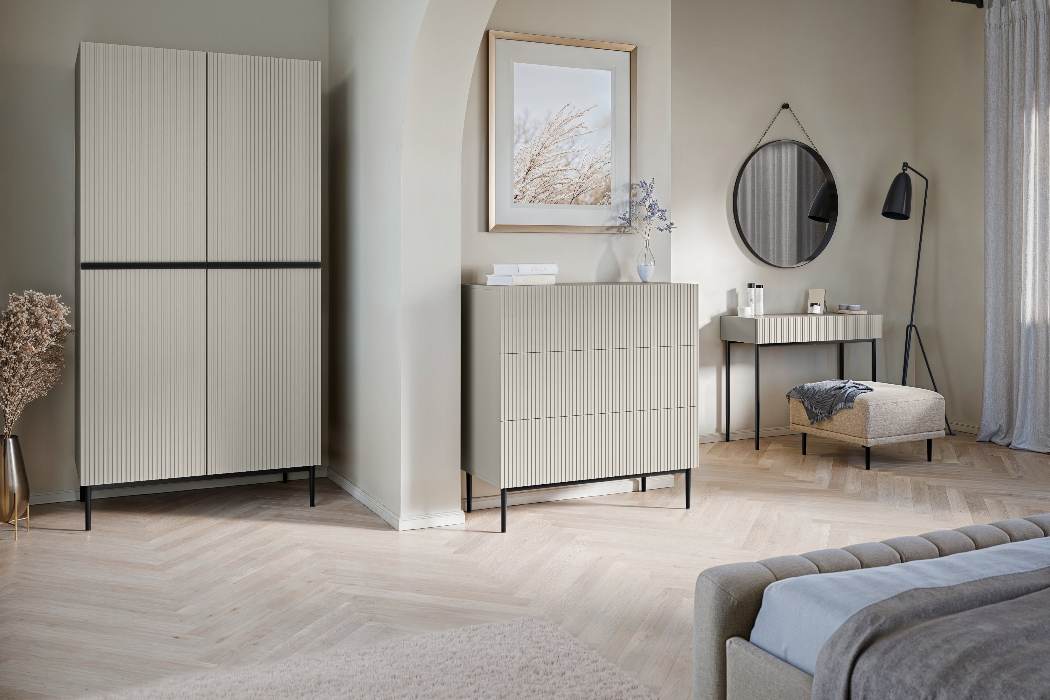 Komoda Nicole 100 cm - kašmírová / čierna Komoda Nicole 100 cm s tromi zásuvkami i metalowymi nogami - kašmír / čierny nozki