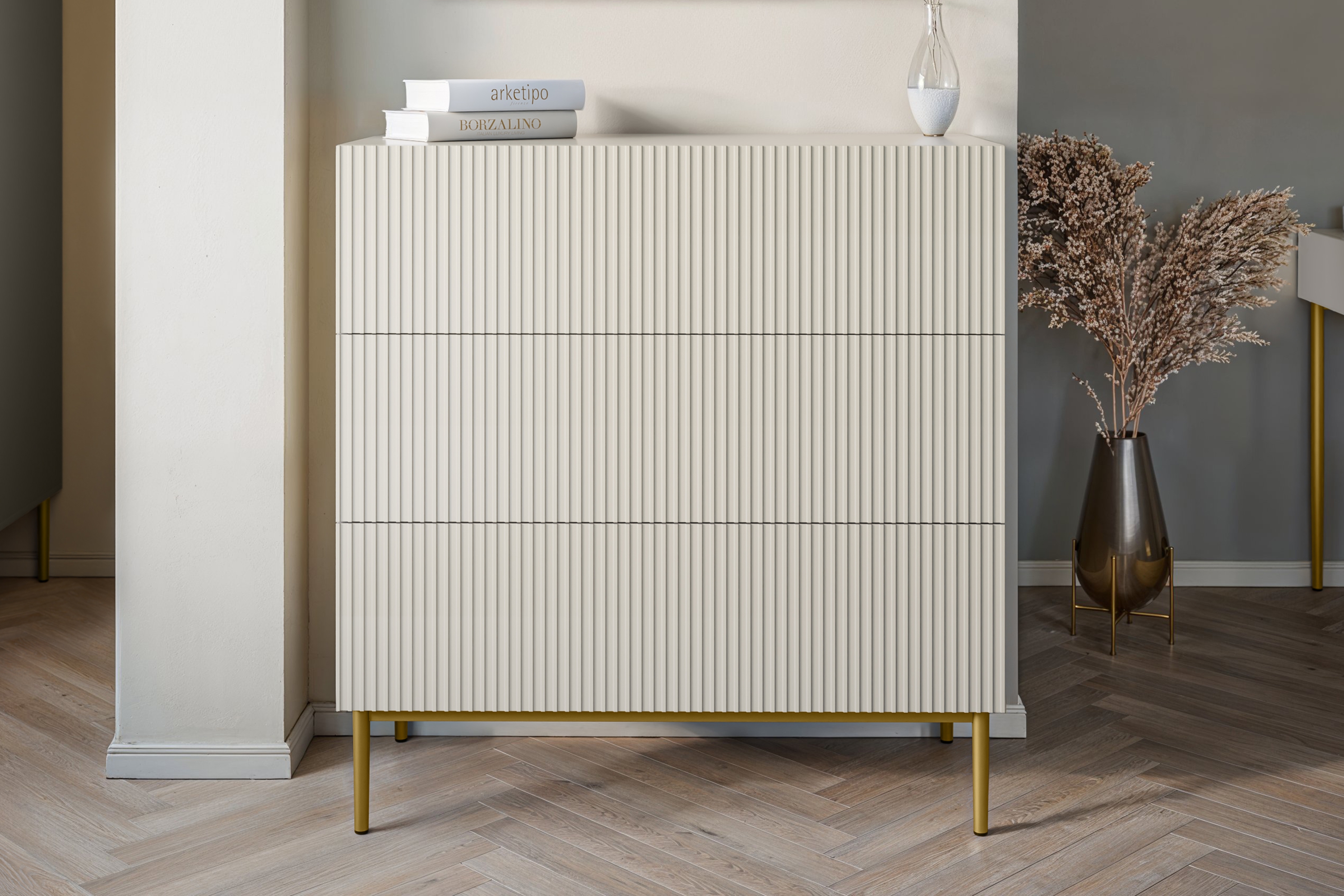 Komoda Nicole 100 cm - kašmírová / zlatá Komoda Nicole 100 cm s tromi zásuvkami i metalowymi nogami - kašmír / zlote nozki