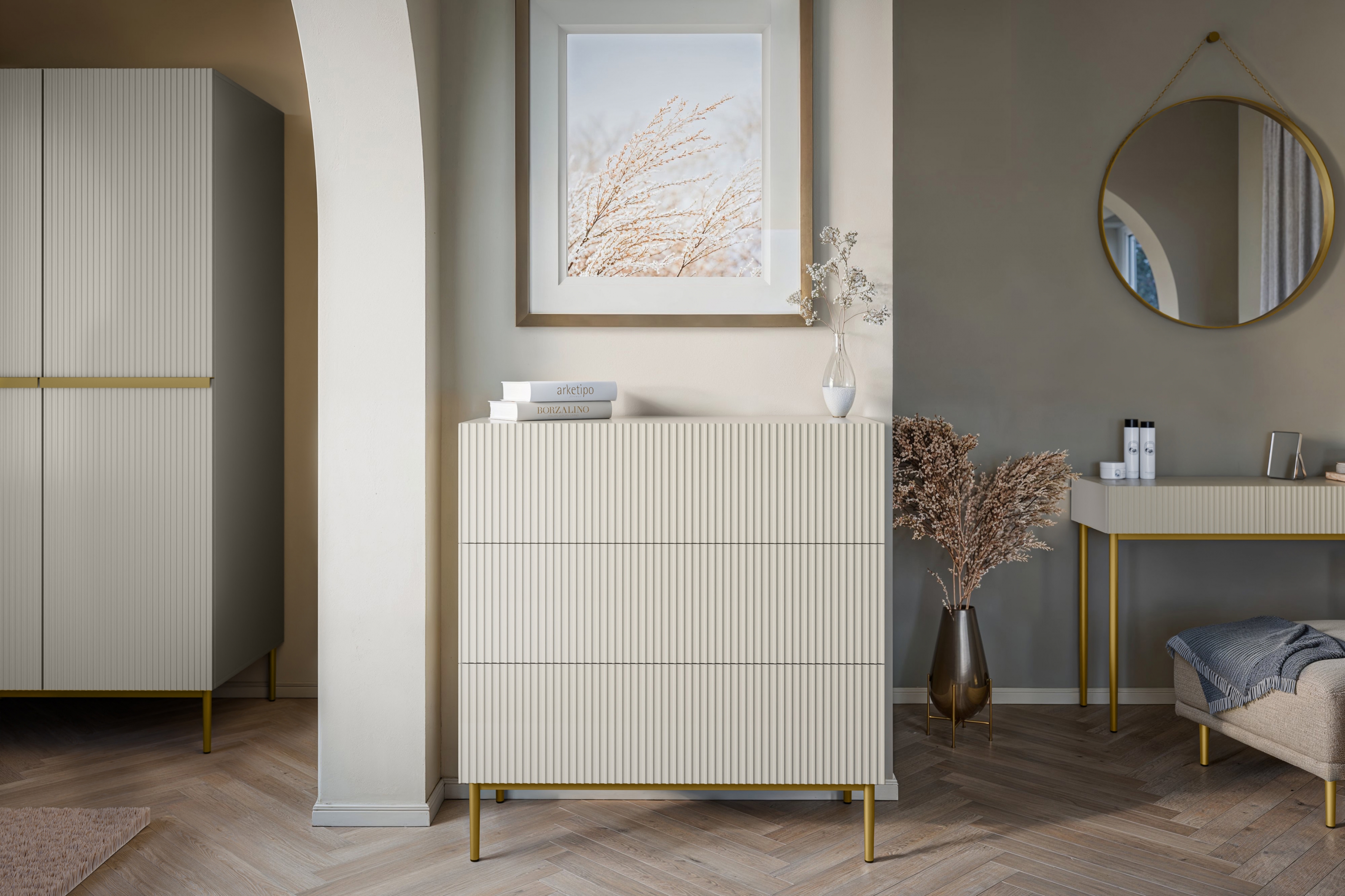 Komoda Nicole 100 cm - kašmírová / zlatá Komoda Nicole 100 cm s tromi zásuvkami i metalowymi nogami - kašmír / zlote nozki