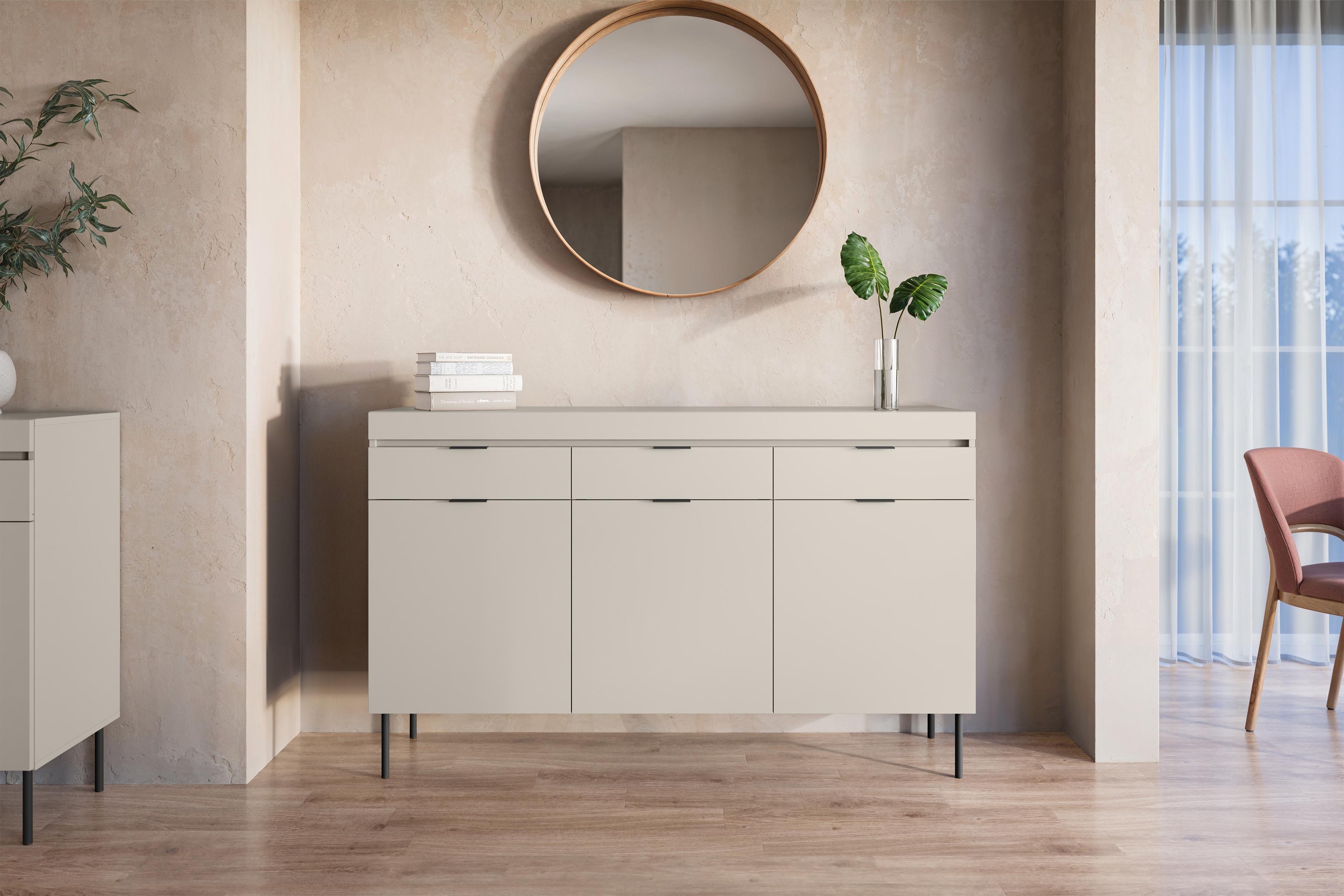 Komoda Sentia 157 cm se zásuvkami - kašmírová / černá Komoda třídveřová Sentia 157 se třemi  zásuvkami - kašmír / černá 