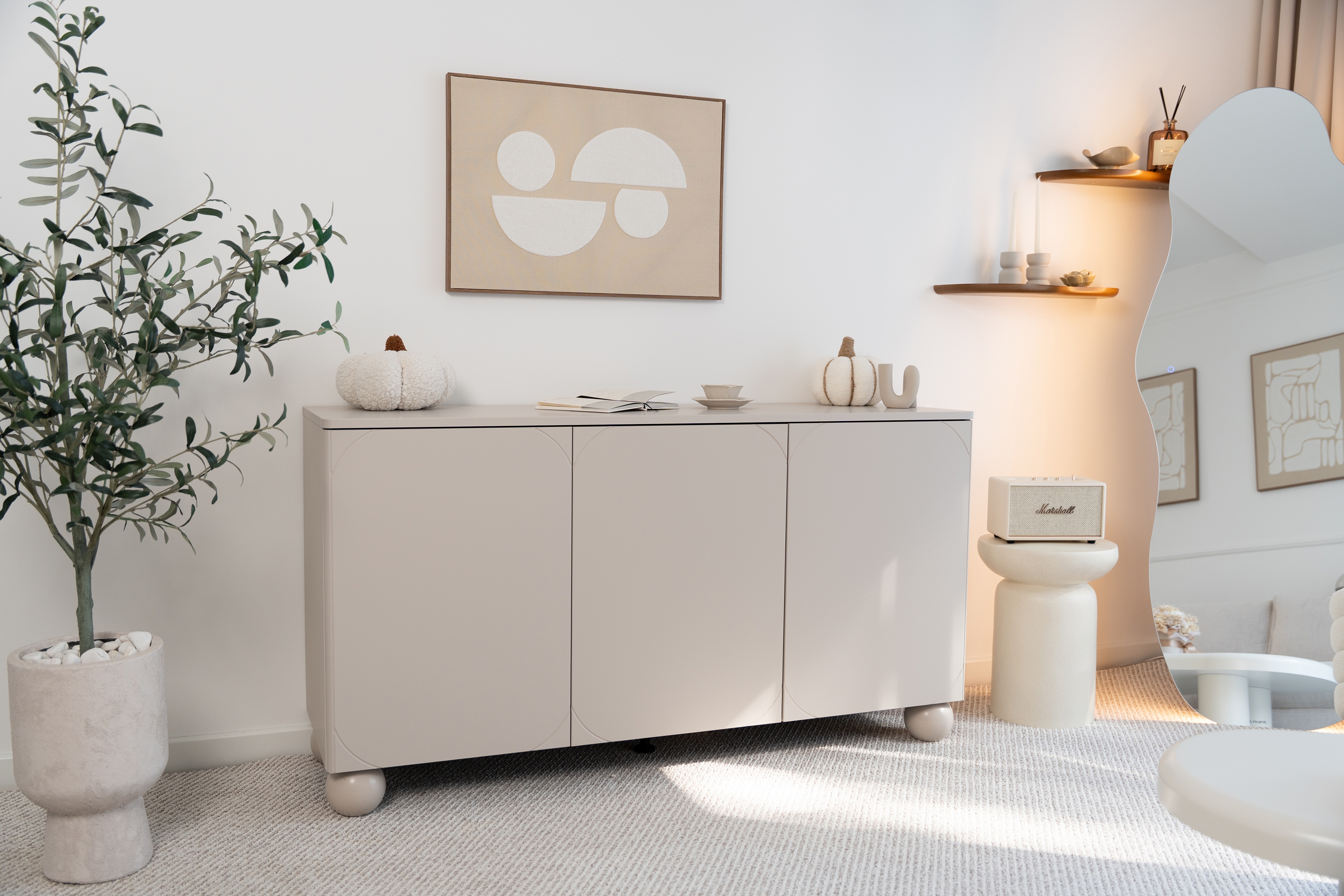 Komoda Sonatia II 150 cm so 4 ukrytými zásuvkami - kašmírová Komoda trojdverová z czterema ukrytymi zásuvkami Sonatia II 150 cm - kašmír