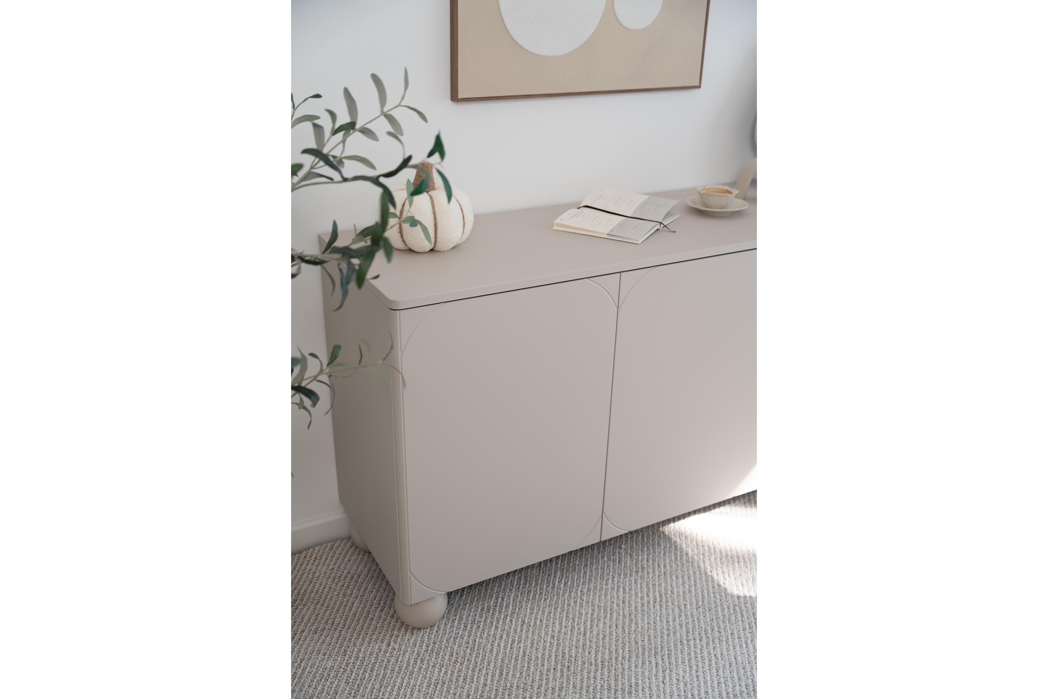 Komoda Sonatia II 150 cm so 4 ukrytými zásuvkami - kašmírová Komoda trojdverová z czterema ukrytymi zásuvkami Sonatia II 150 cm - kašmír