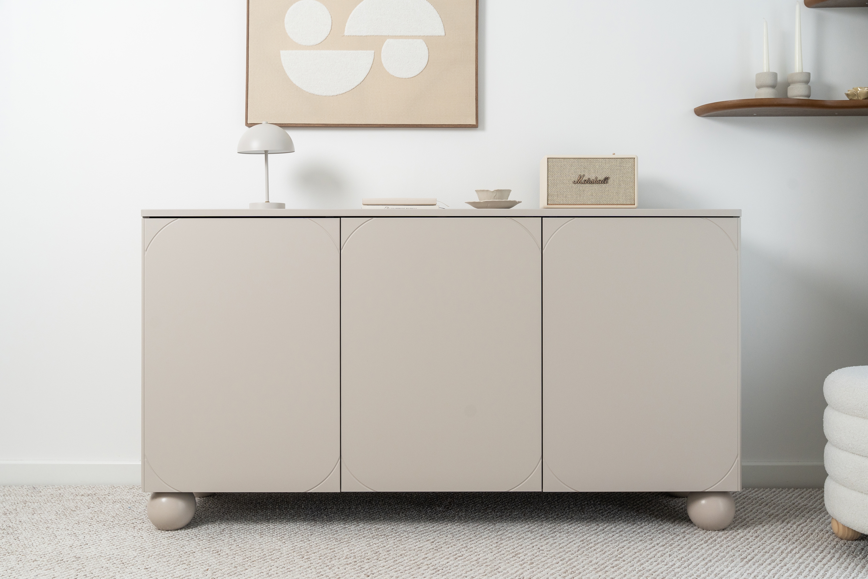 Komoda Sonatia II 150 cm s 2 ukrytými zásuvkami - kašmírová Komoda trojdverová s dvoma ukrytymi zásuvkami Sonatia II 150 cm - kašmír