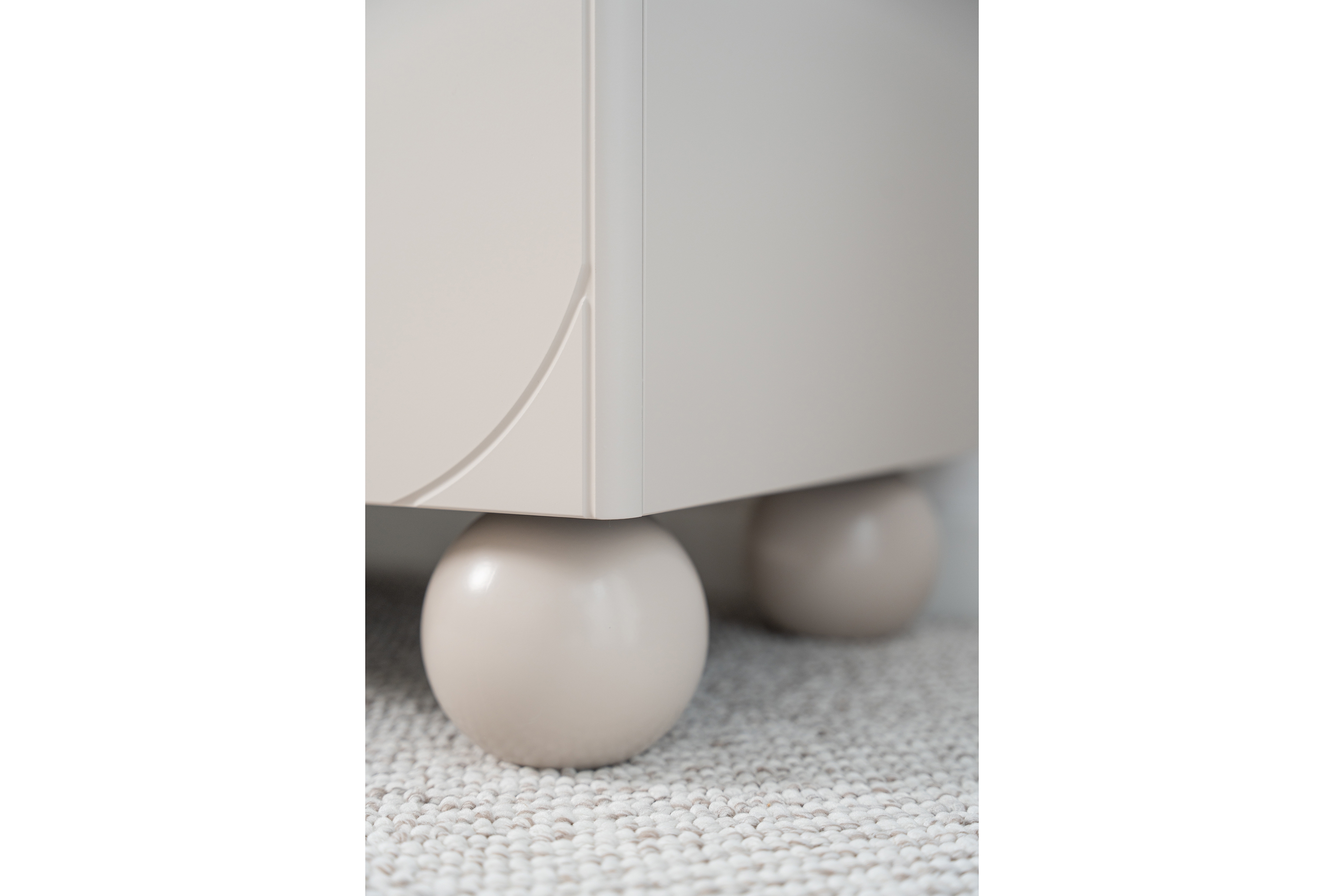 Komoda Sonatia II 150 cm s 2 ukrytými zásuvkami - kašmírová Komoda trojdverová s dvoma ukrytymi zásuvkami Sonatia II 150 cm - kašmír