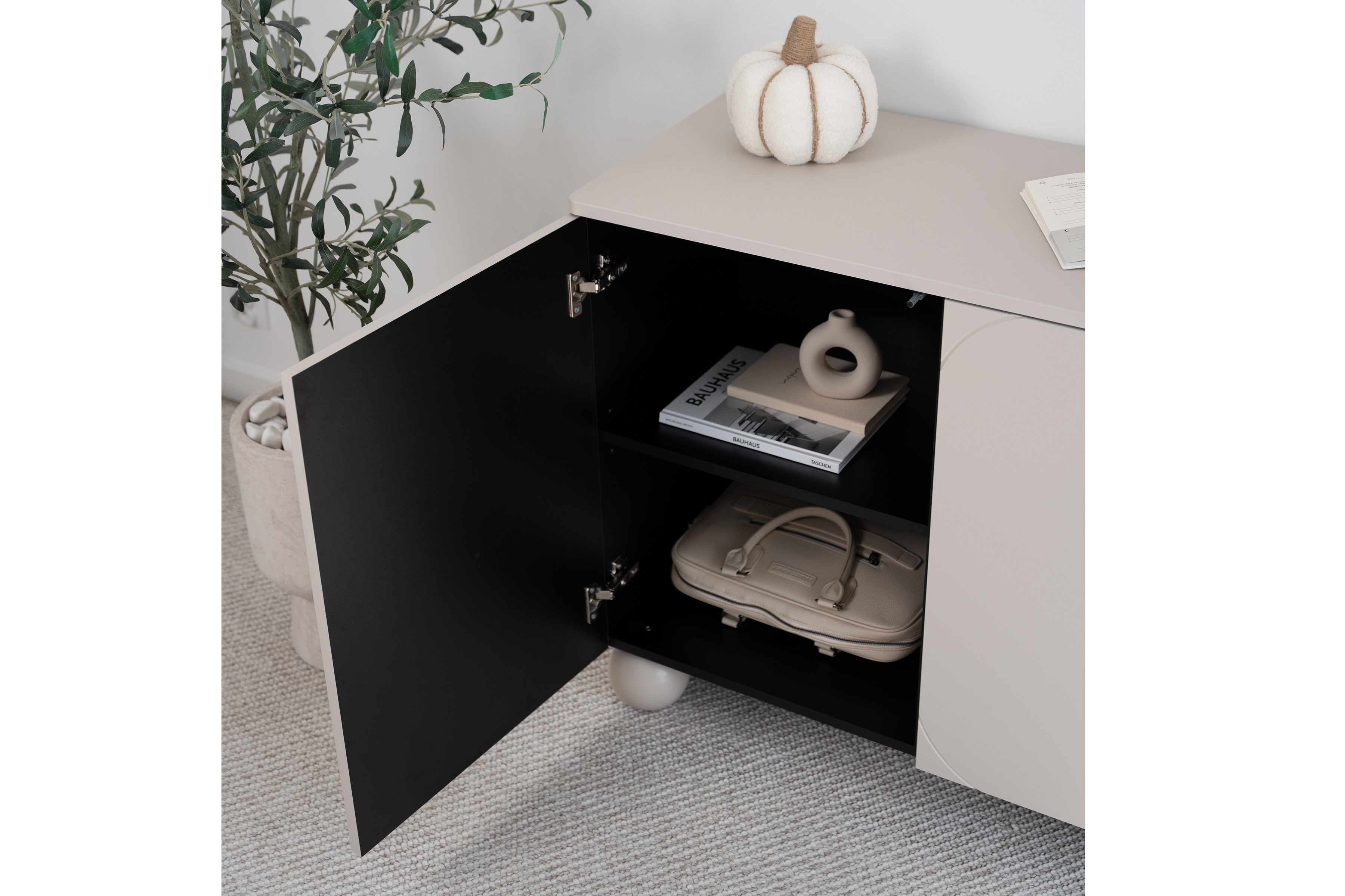 Komoda Sonatia II 150 cm s 2 ukrytými zásuvkami - kašmírová Komoda trojdverová s dvoma ukrytymi zásuvkami Sonatia II 150 cm - kašmír