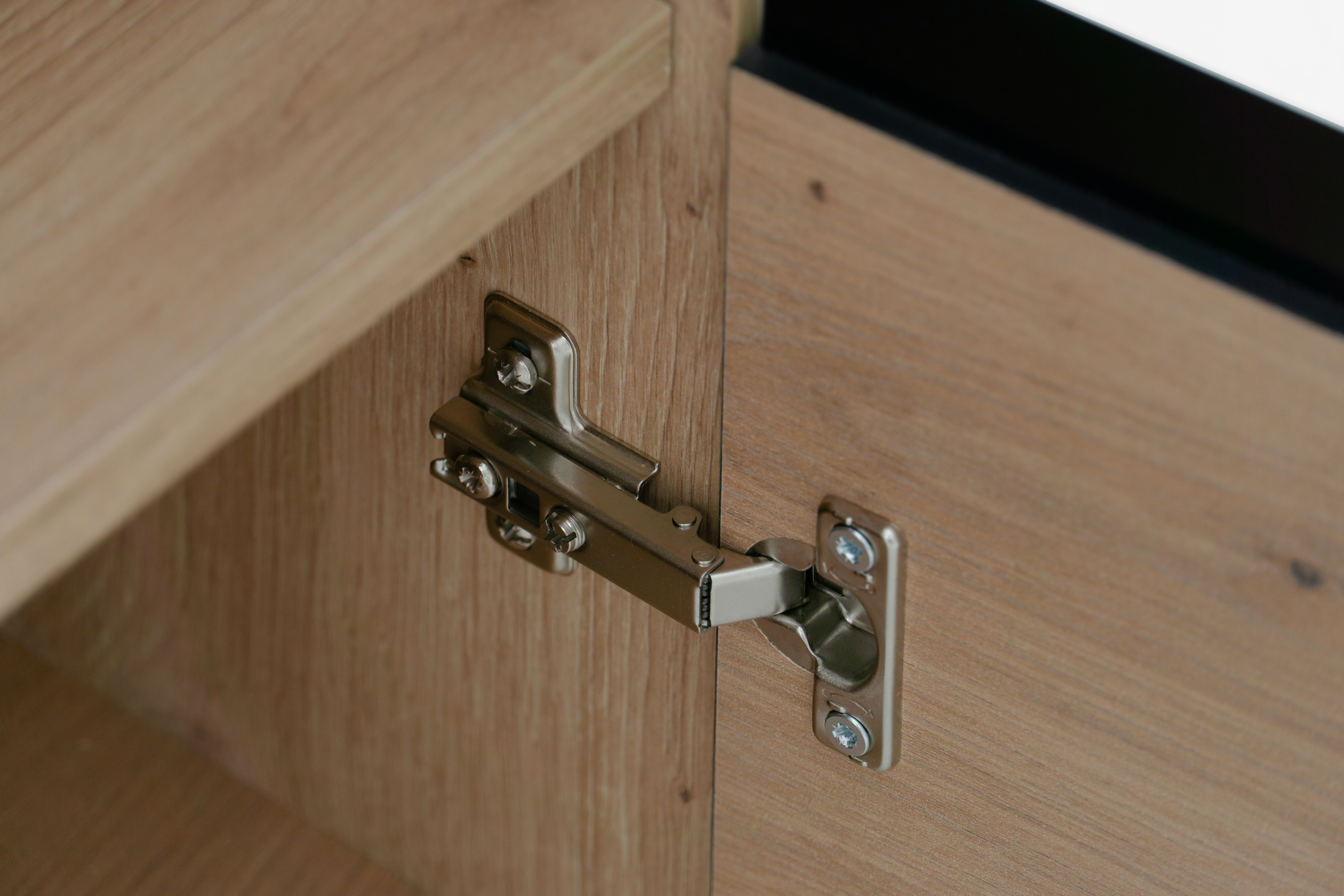 Komoda Baros 26 132 cm so zásuvkami - dub artisan / čierny mat Komoda so zásuvkami Baros 26 - 132 cm - Dub artisan / Čierny mat