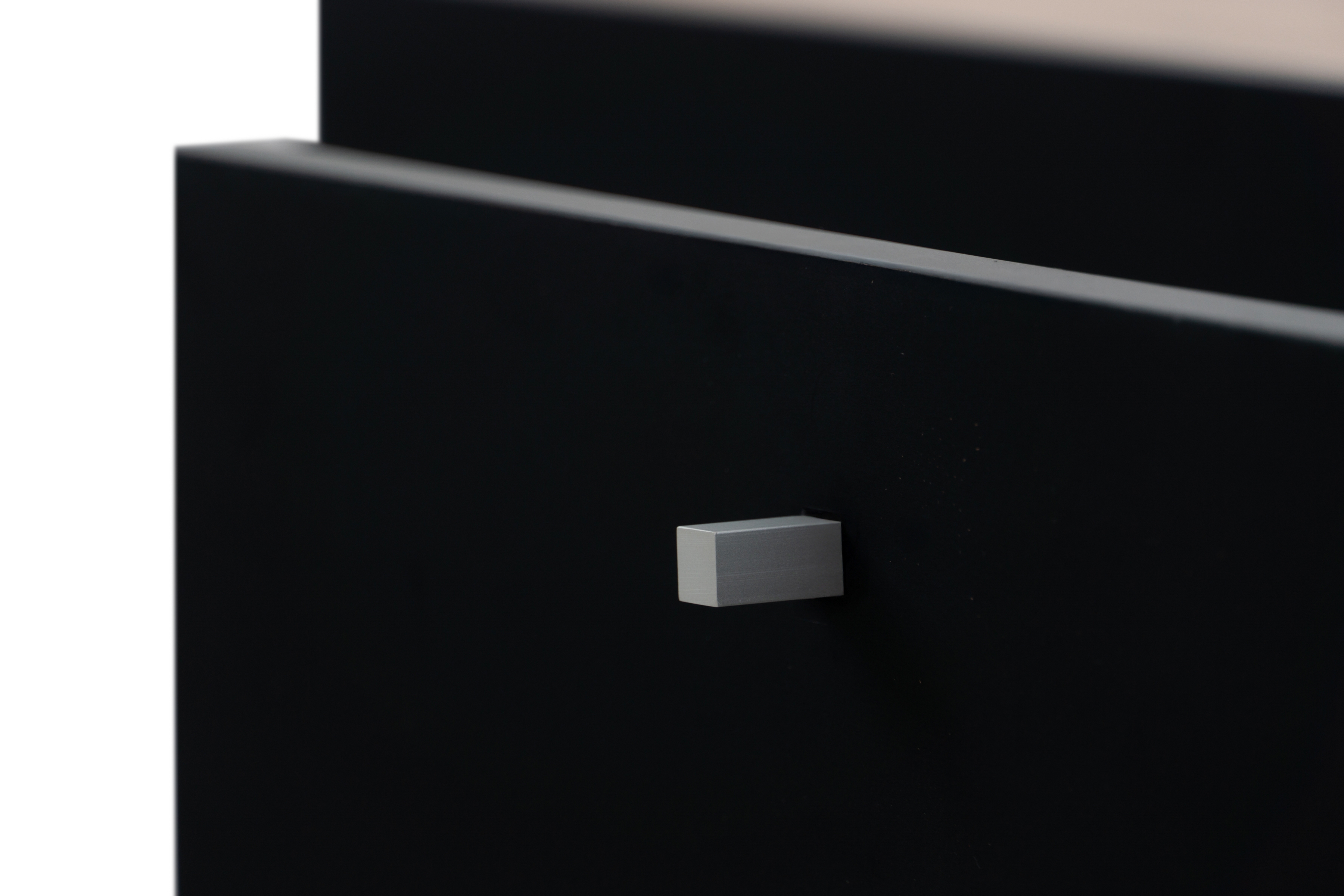 Komoda Baros 26 132 cm so zásuvkami - dub artisan / čierny mat Komoda so zásuvkami Baros 26 - 132 cm - Dub artisan / Čierny mat