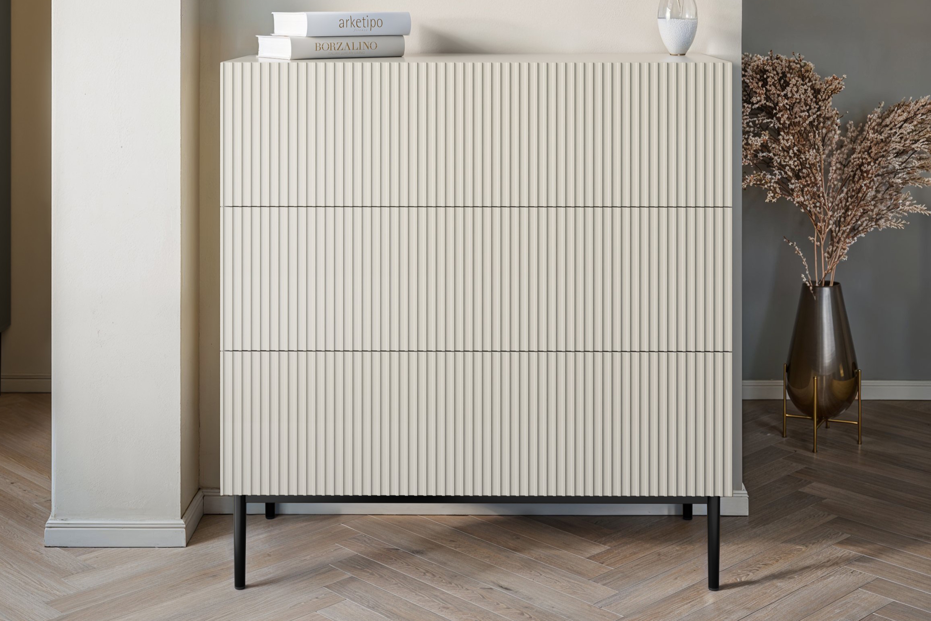 Komoda Nicole 100 cm - kašmírová / čierna Komoda so zásuvkami Nicole 100 cm - kašmír / čierny nozki