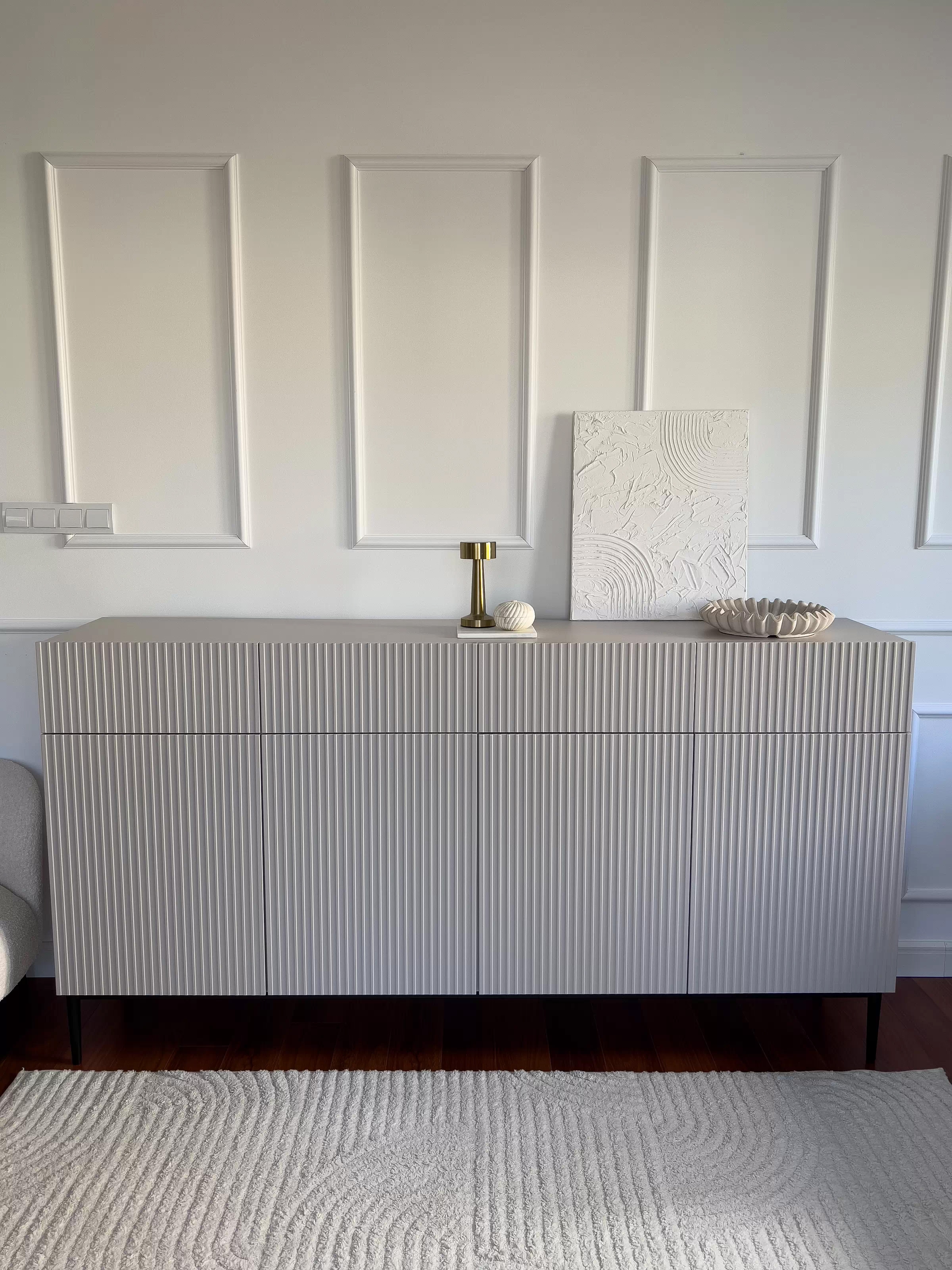 Komoda Nicole 200 cm - kašmír / černé nožky Komoda se zásuvkami Nicole 200 cm - kašmír / černá nozki