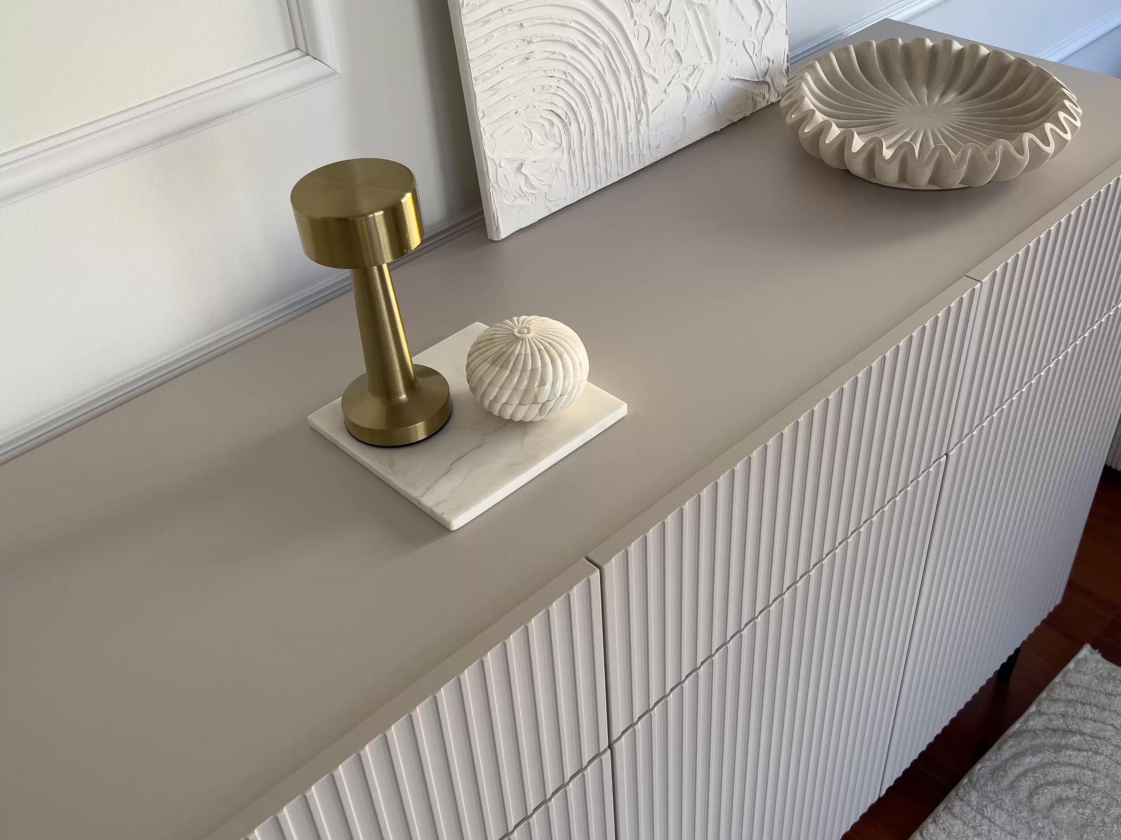 Komoda Nicole 200 cm - kašmír / černé nožky Komoda se zásuvkami Nicole 200 cm - kašmír / černá nozki