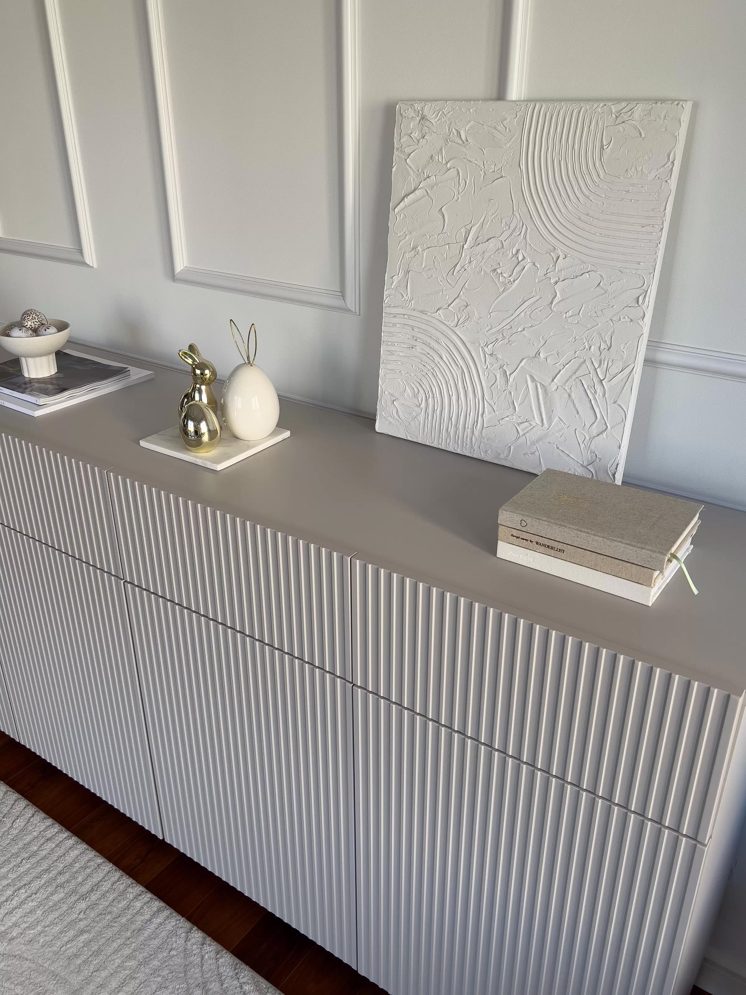 Komoda Nicole 200 cm - kašmírové / zlaté nohy Komoda so zásuvkami Nicole 200 cm - kašmír / zlote nozki