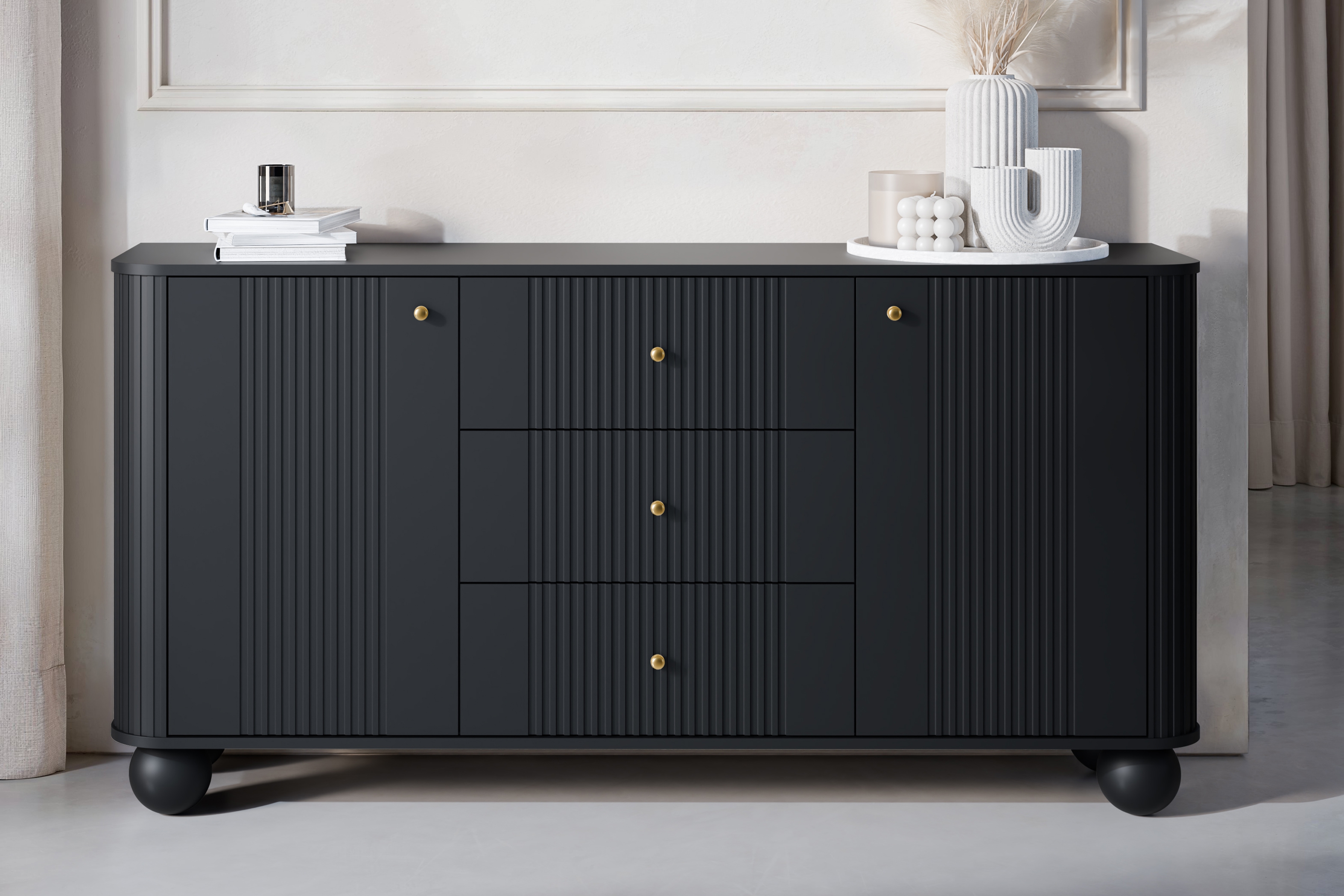 Komoda Versper 160 cm - černá / zlaté úchytky / kulaté nohy černá Komoda se zásuvkami Vesper 160 cm - černá / zlote Úchytky / Nohy kule