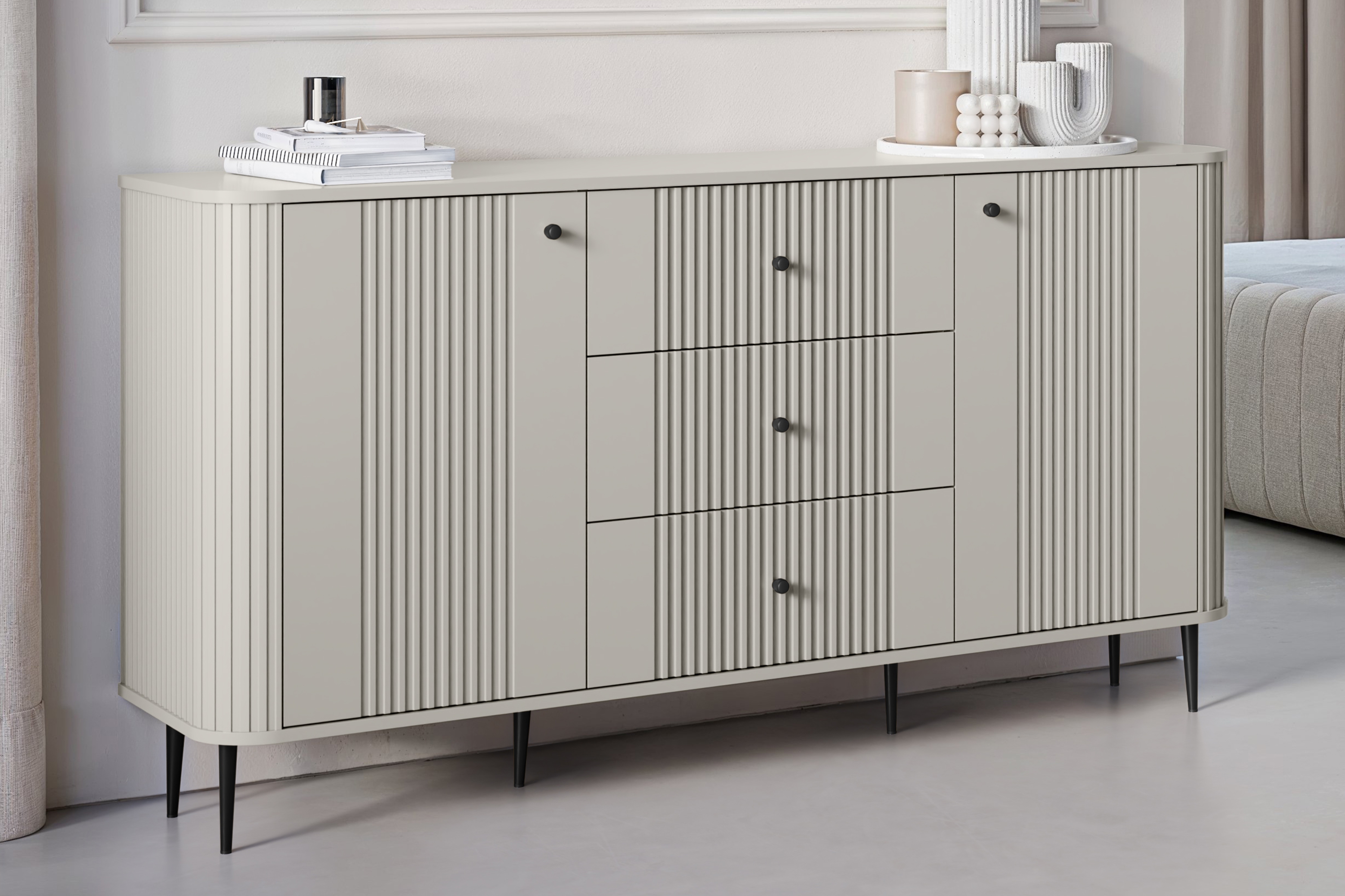 Komoda Versper 160 cm - kašmírová / černé nohy Komoda se zásuvkami Vesper 160 cm - kašmír / černé nožičky