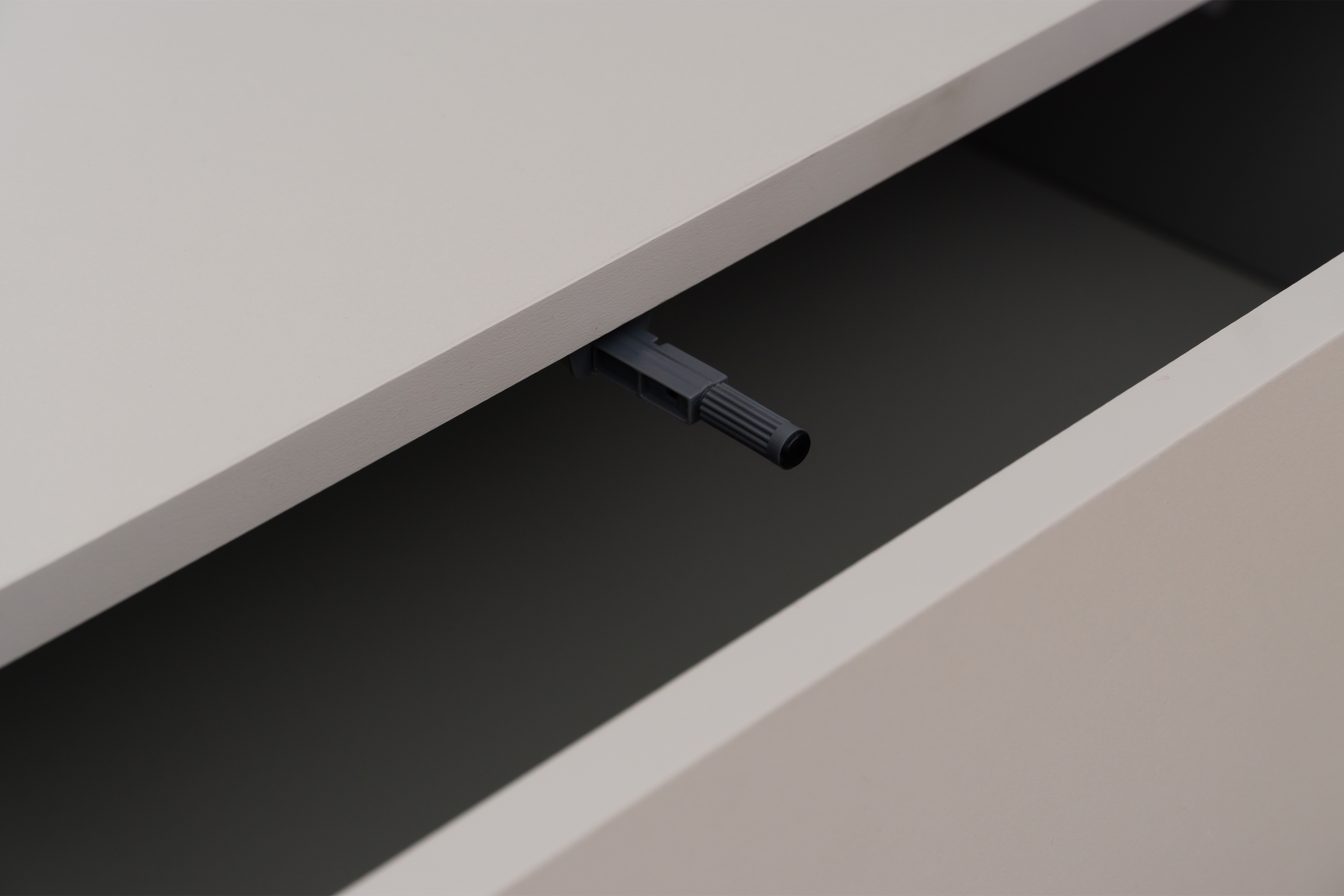 Komoda Jukon 184 cm se zásuvkami - kašmír / černé nohy Komoda se zásuvkami Wezilo 184 cm - kašmír / černé nožičky