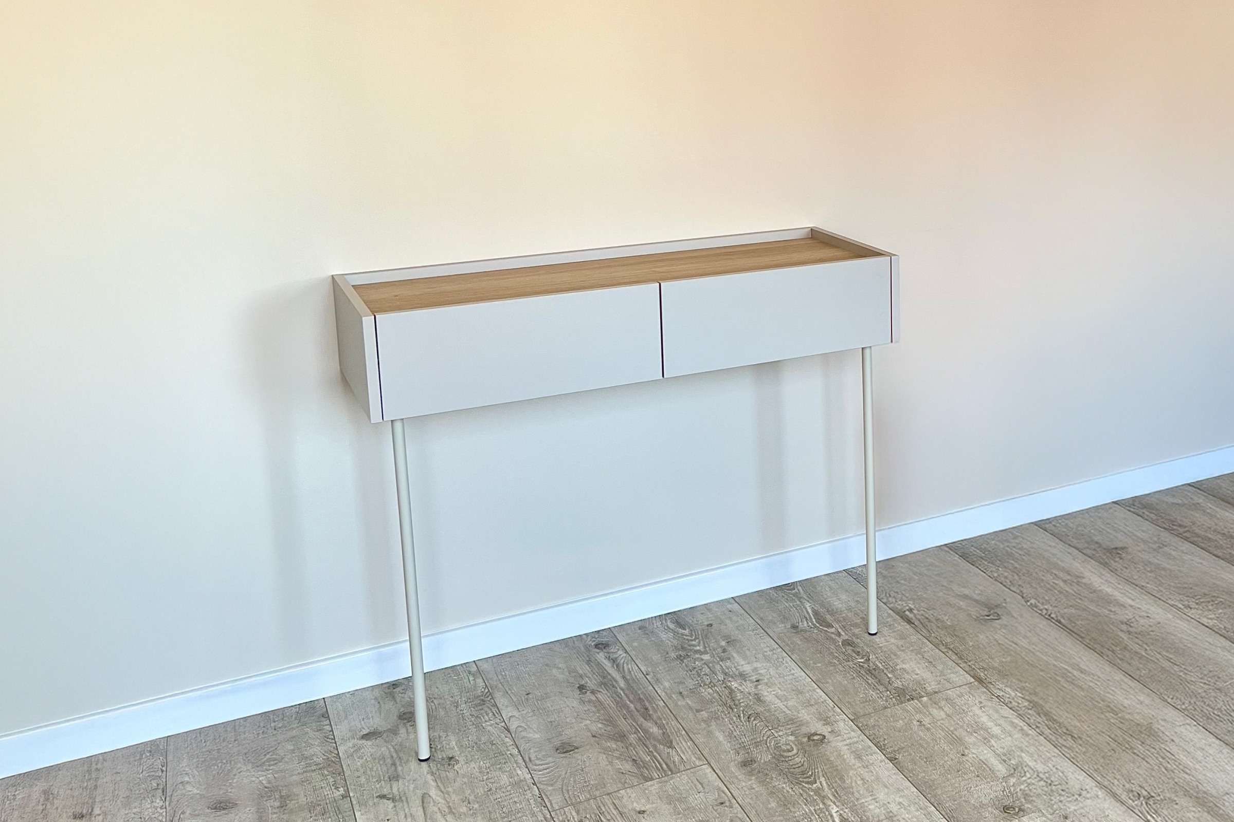 Desin konzola / toaletný stolík 100 cm so zásuvkami a kovovými nohami - kašmír / dub nagano Konzolový Stolík / Toaletný stolík Desin 100 cm so zásuvkami i metalowymi nogami - kašmír / Dub nagano