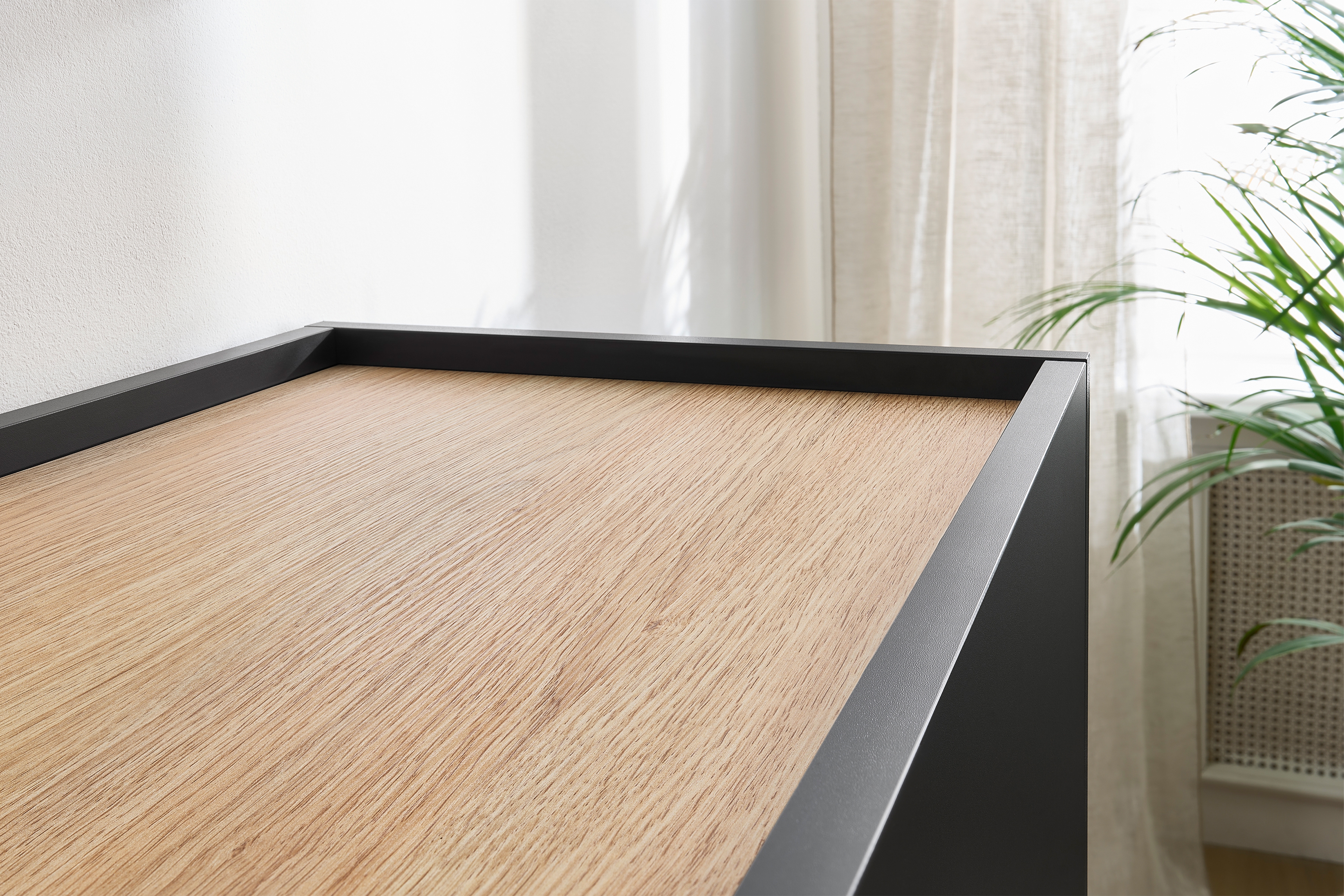 Vysoká komoda Desin 120 cm se skrytými zásuvkami - černý mat / dub nagano / kovové nožky Kredenc Desin z ukrytymi zásuvkami i metalowymi nogami 120 cm - černá mat / dub nagano