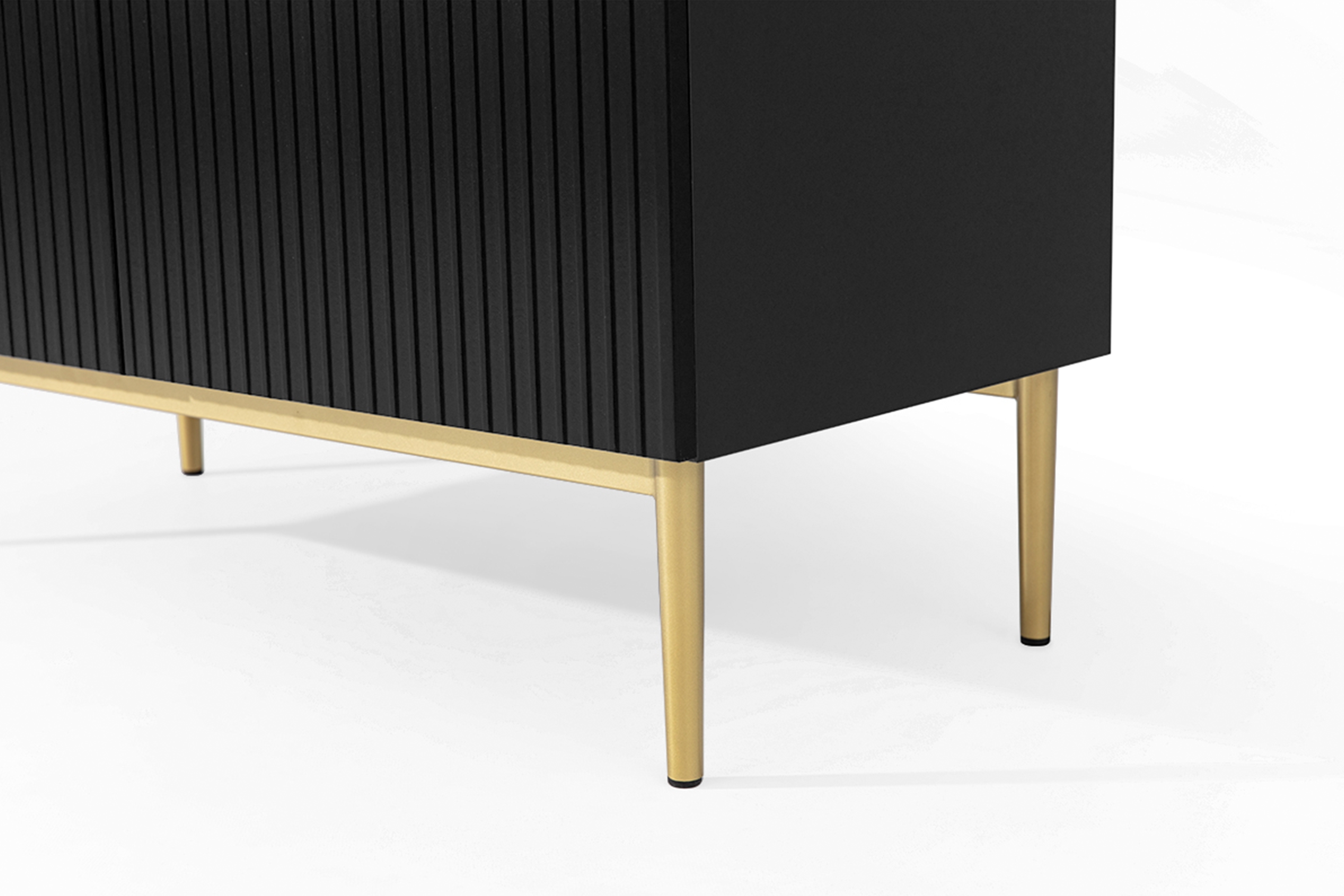 Vysoká komoda Nicole 100 cm - černý mat / zlaté nožky Kredenc Nicole z metalowymi uchwytami i nogami 100 cm - černá mat / zlote nozki