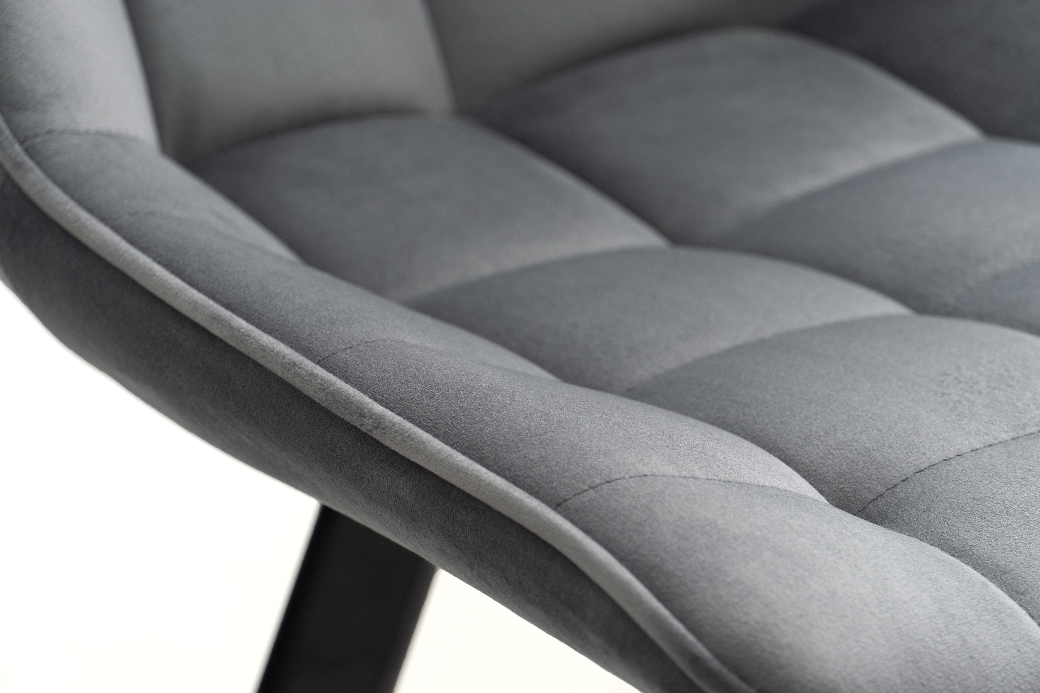 Jedálenská stolička Clemio - tmavosivý zamat Bluvel 14 / čierna Stolička čalúnená Clemio na kovových nohách - ciemno Popolový zamat Bluvel 14 / čierny nožičky