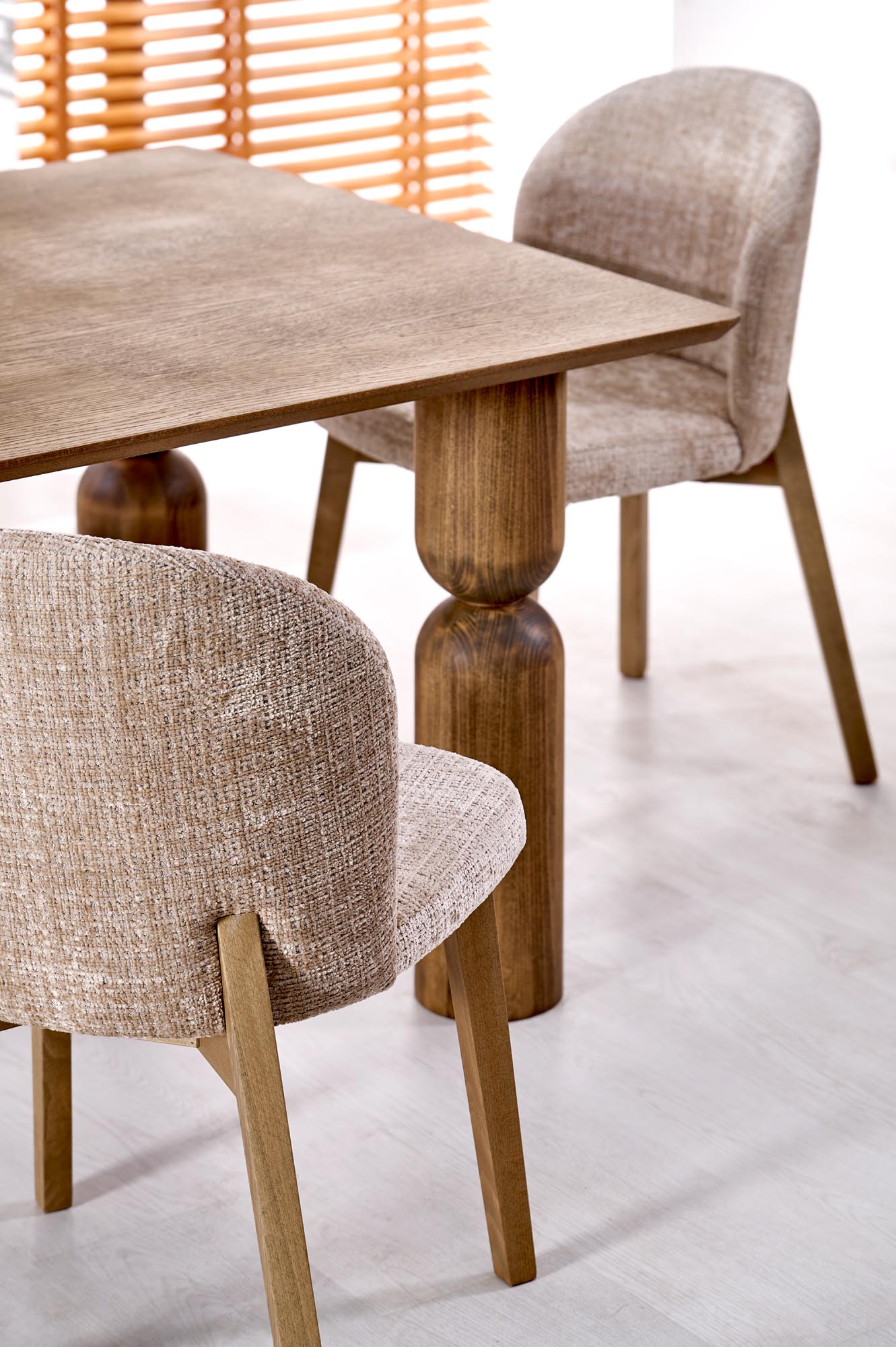 Jídelní židle Isario - béžová Cremona 14 / dub přírodní židle čalouněné isario - béžová cremona 14 / dub přírodní