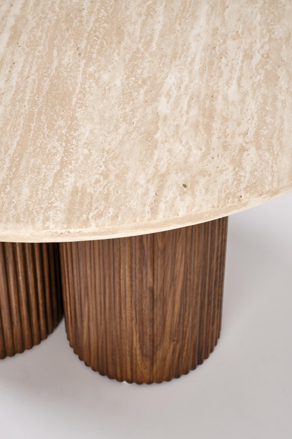 Konferenčný stolík Dorotea 80 cm - travertín / orechový dekor Konferenčný stolík okragla Dorotea 80 cm do obývacej izby - Travertín / orieškový