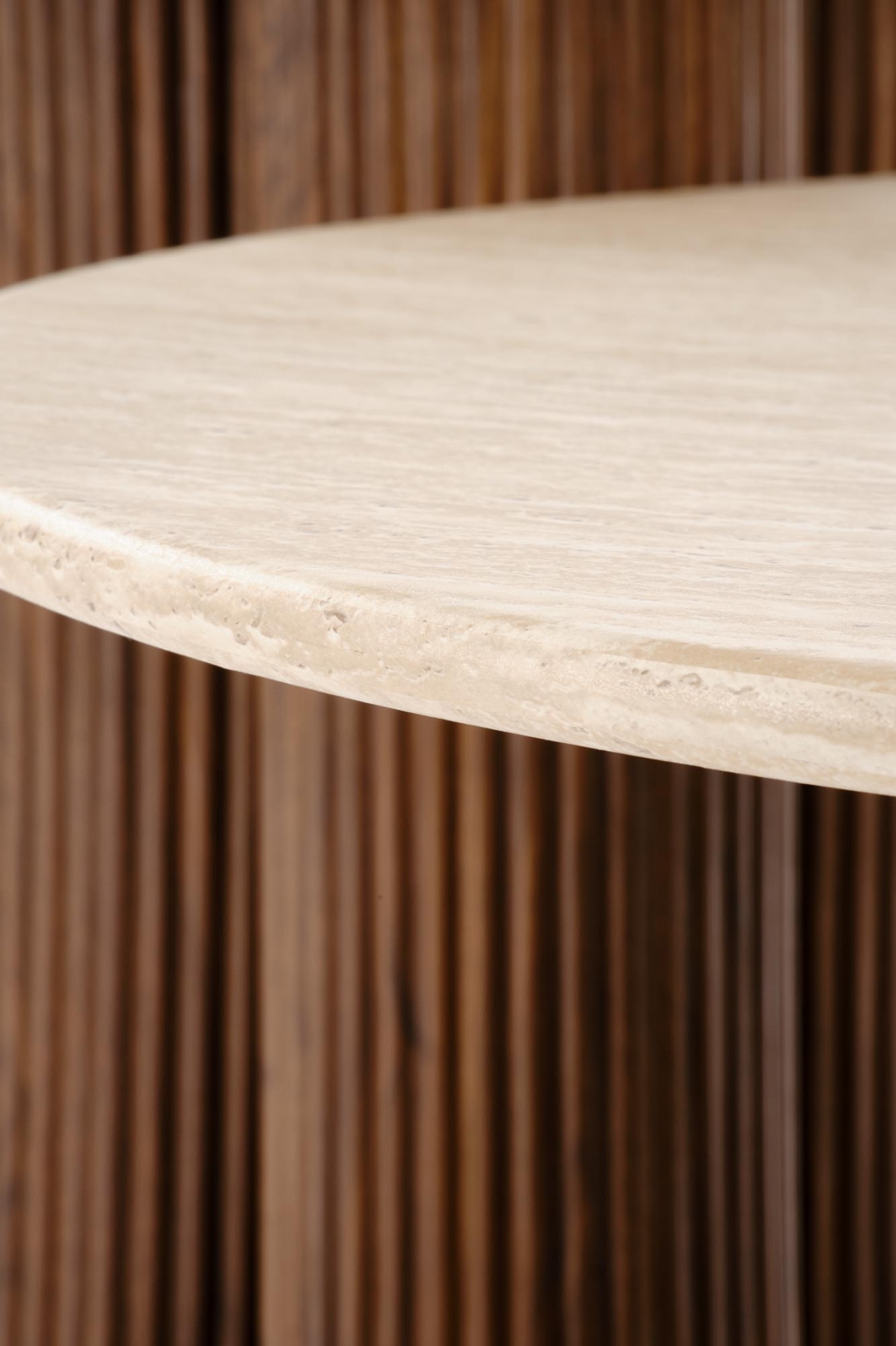 Konferenčný stolík Dorotea 80 cm - travertín / orechový dekor Konferenčný stolík okragla Dorotea 80 cm do obývacej izby - Travertín / orieškový