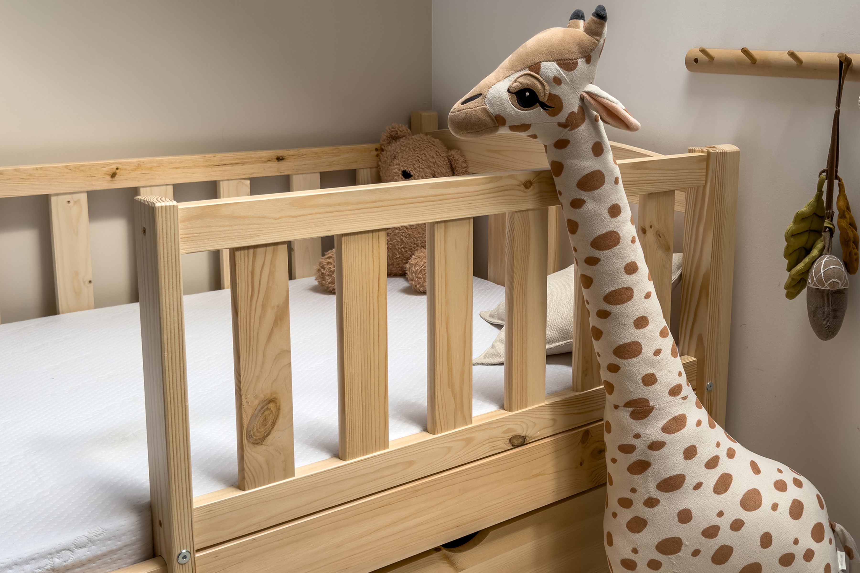 Dětská postel Alvins 70x140 cm - borovice Postel dzieciece Alvins 70x140 dřevěná se zásuvkami - borovice 