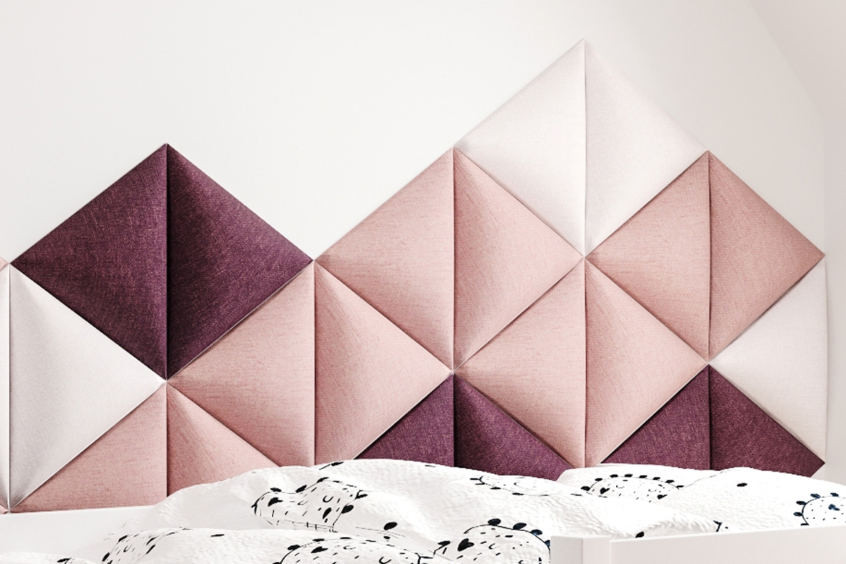 Dřevěná dětská postel Tymek trojúhelníky čalouněné na stěnu