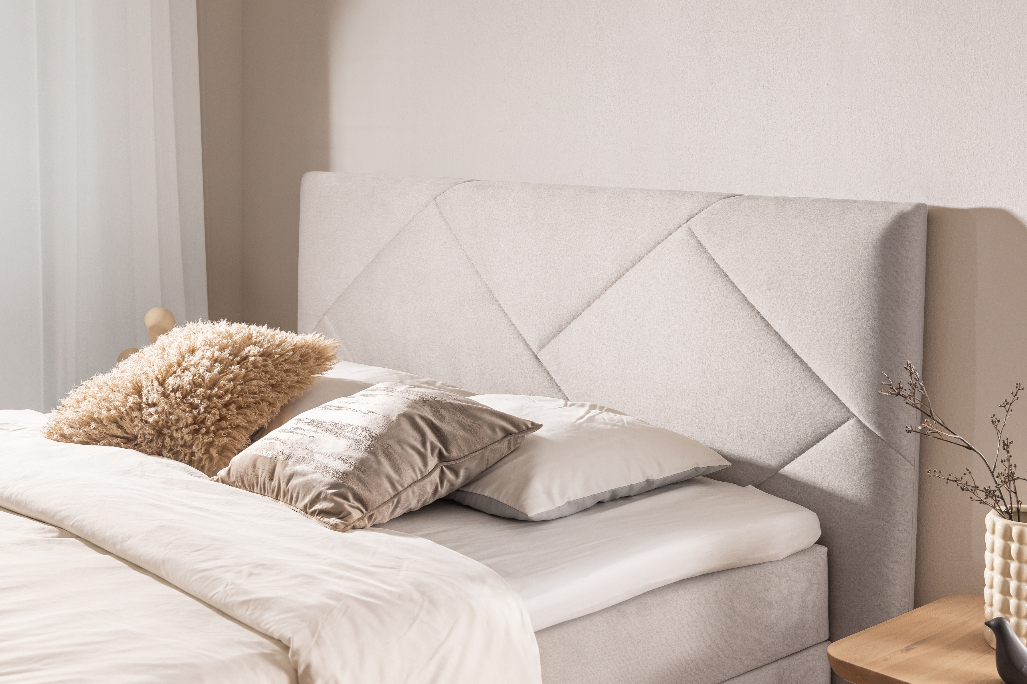 Kontinentálna posteľ Wasil 160x200 s úložným priestorom - krémový zamat Element 17 Boxspring posteľ Wasil 160x200 s úložným priestorom - Krémový zamat hydrofobowy Element 17