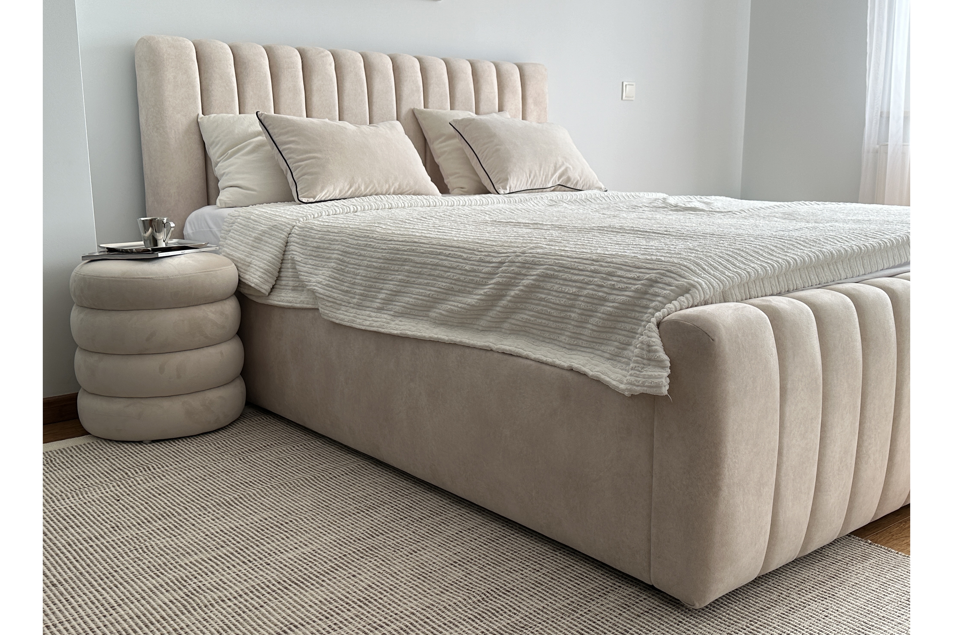 Postel Nicole 160x200 cm s úložným prostorem - béžová Salvador 2 Postel pro ložnice Nicole 160x200 s úložným prostorem- bezwy welwet hydrofobní  Salvador (SIC) 2