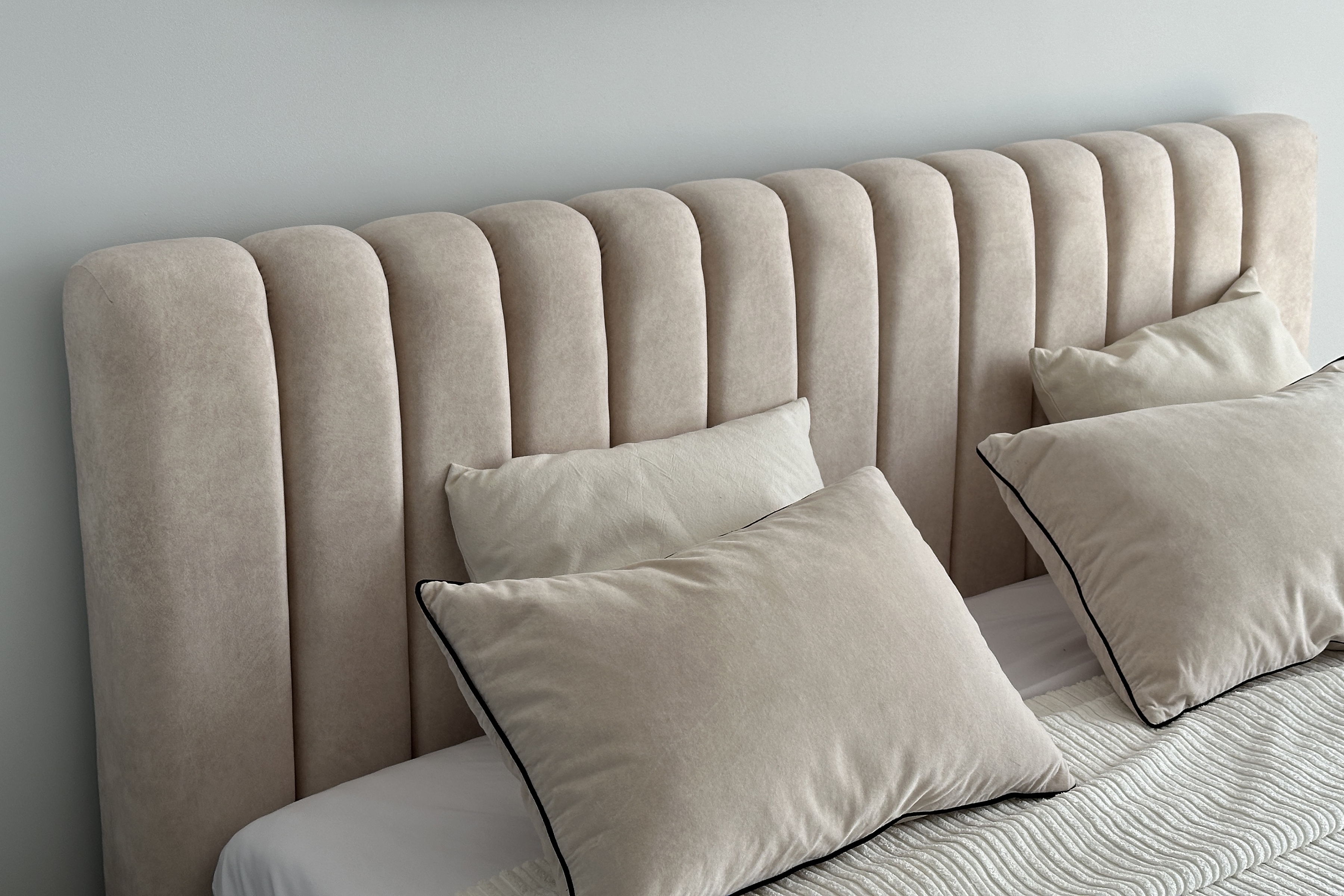 Postel Nicole 160x200 cm s úložným prostorem - béžová Salvador 2 Postel pro ložnice Nicole 160x200 s úložným prostorem- bezwy welwet hydrofobní  Salvador (SIC) 2