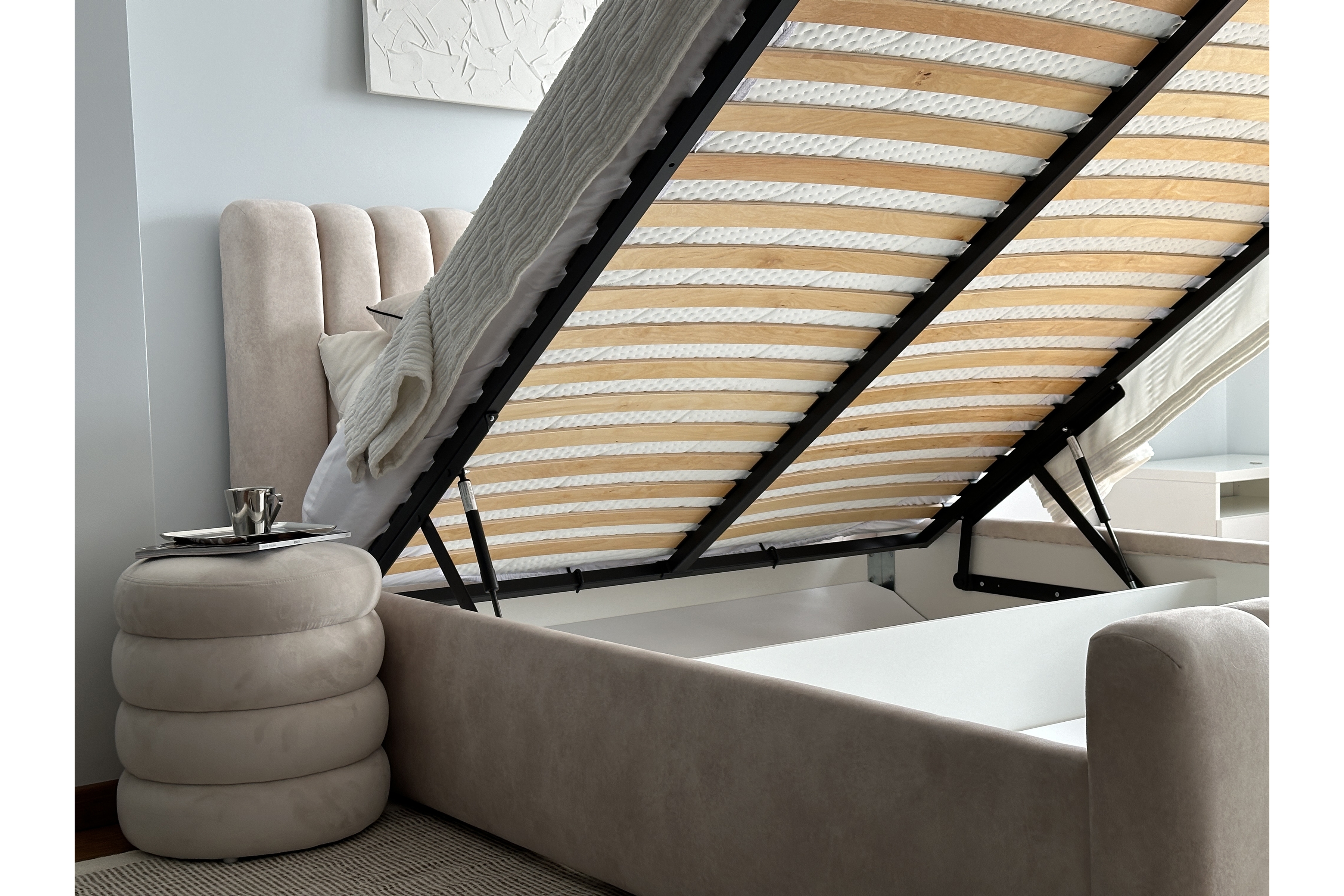 Postel Nicole 160x200 cm s úložným prostorem - béžová Salvador 2 Postel pro ložnice Nicole 160x200 s úložným prostorem- bezwy welwet hydrofobní  Salvador (SIC) 2