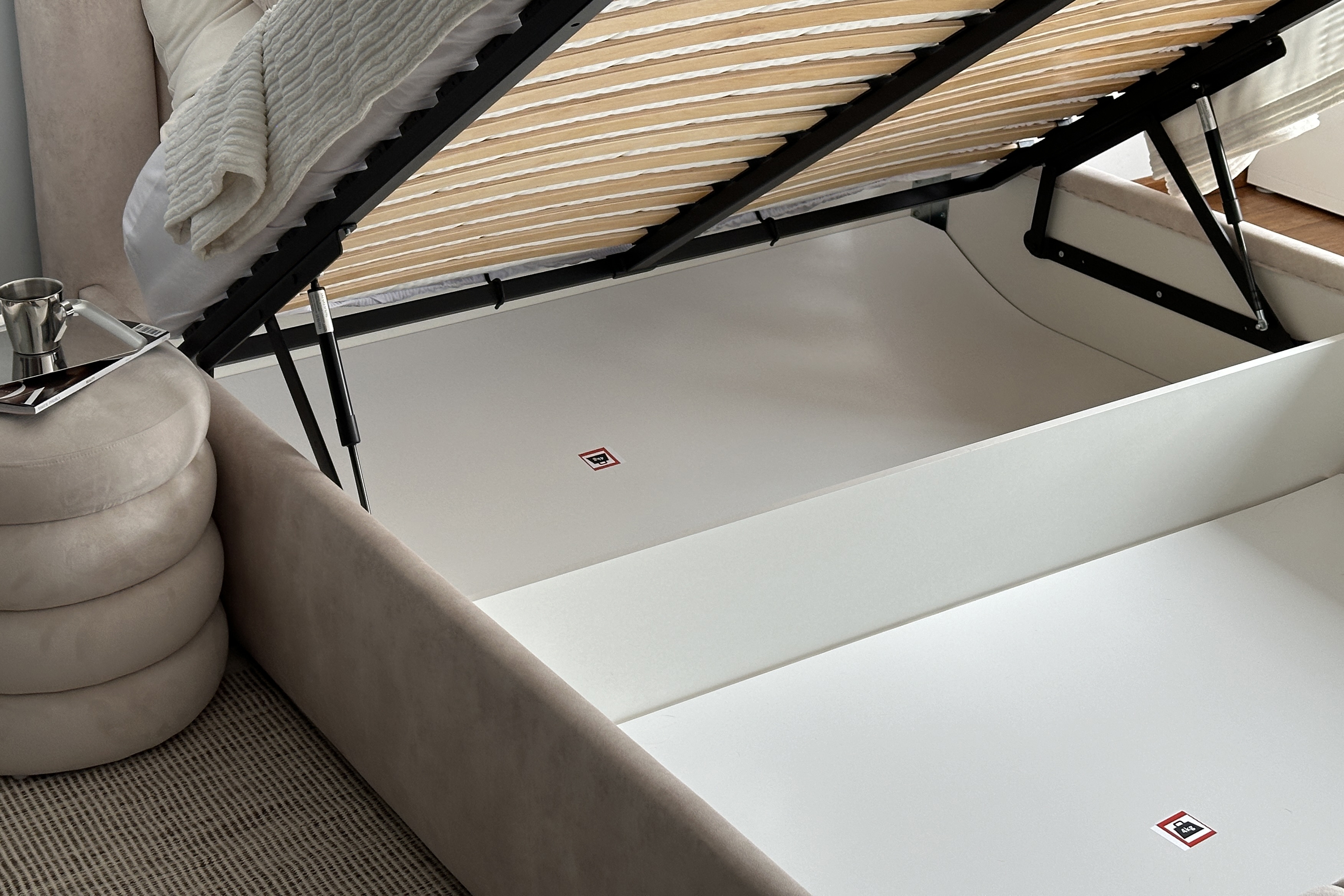 Postel Nicole 160x200 cm s úložným prostorem - béžová Salvador 2 Postel pro ložnice Nicole 160x200 s úložným prostorem- bezwy welwet hydrofobní  Salvador (SIC) 2