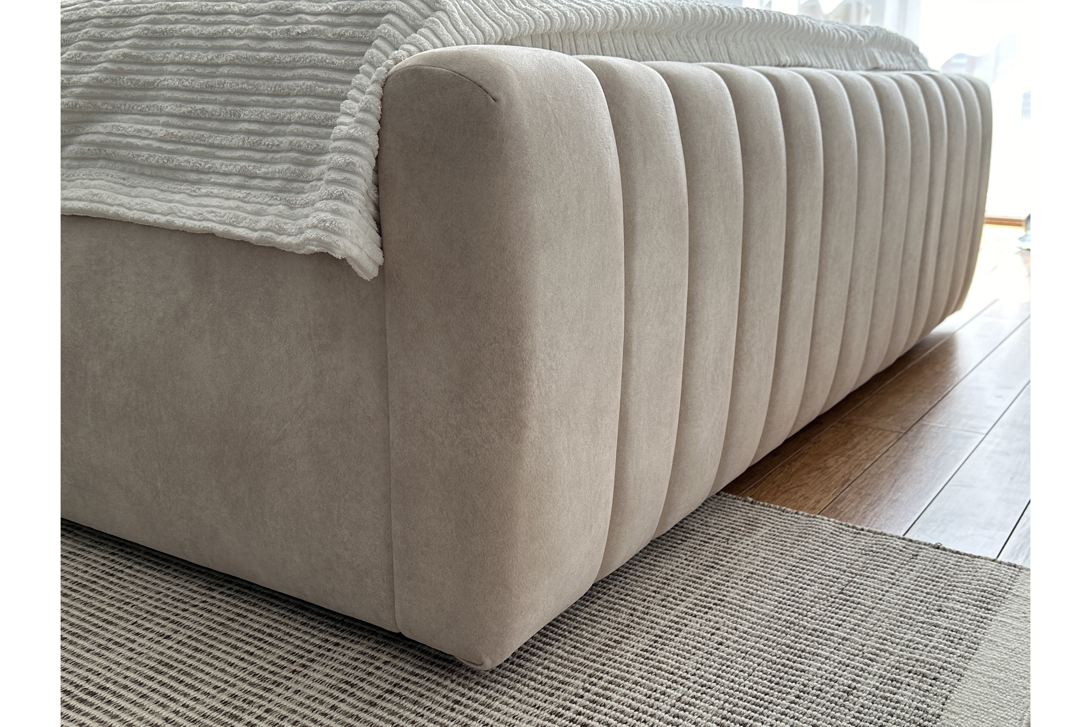 Postel Nicole 160x200 cm s úložným prostorem - béžová Salvador 2 Postel pro ložnice Nicole 160x200 s úložným prostorem- bezwy welwet hydrofobní  Salvador (SIC) 2