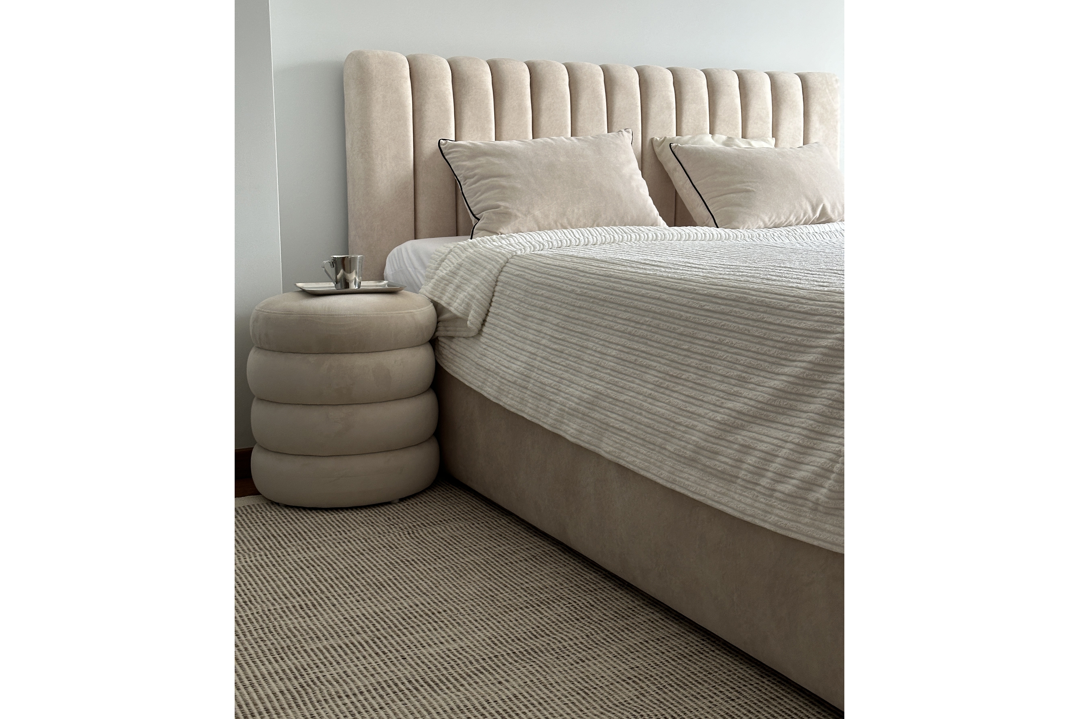 Postel Nicole 160x200 cm s úložným prostorem - krémová Salvador 1 Postel pro ložnice Nicole 160x200 s úložným prostorem- Krémový welwet hydrofobní  Salvador (SIC) 1