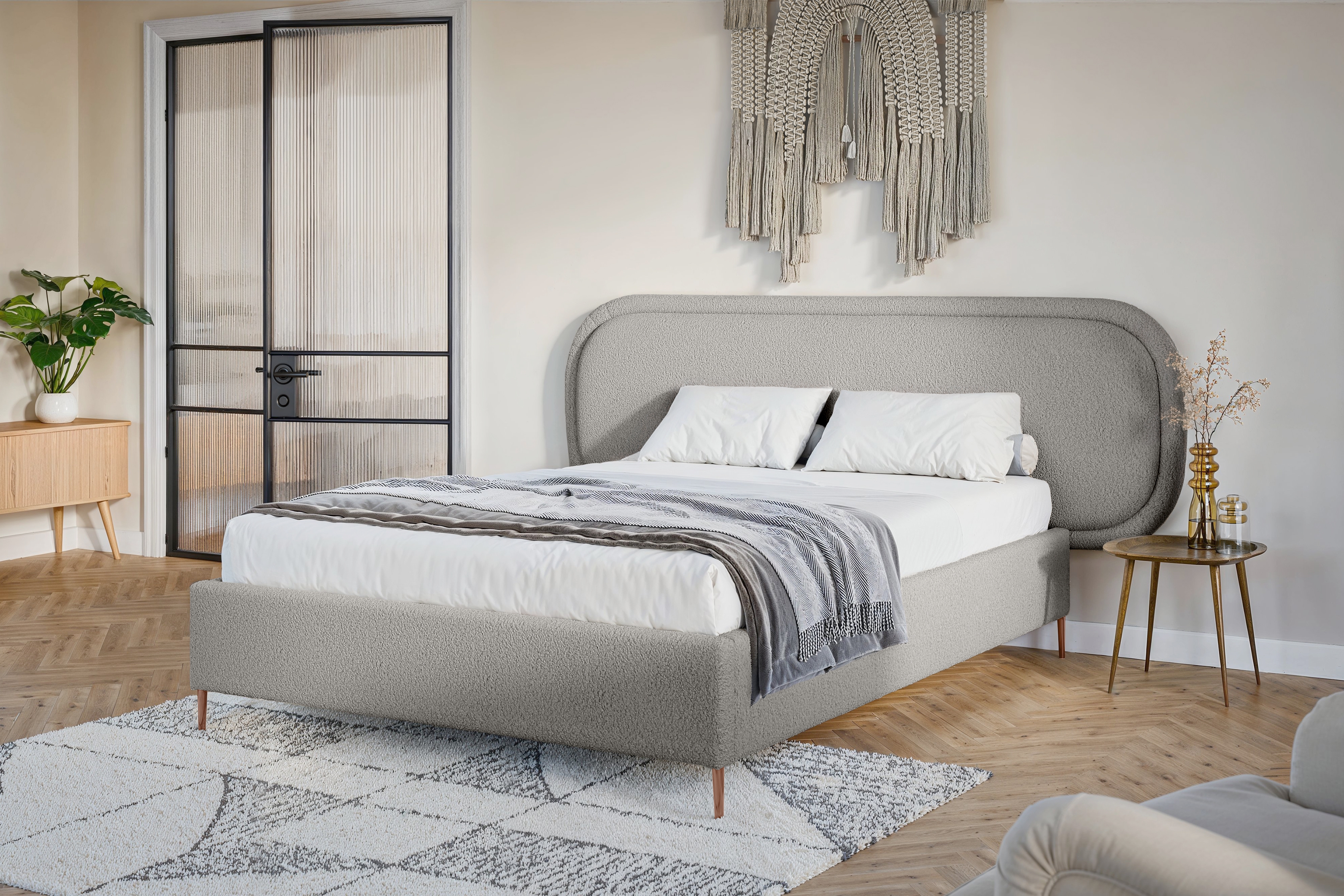 Čalouněná postel Delmi 180x200 s roštem - popelavá boucle Lambi 11 / měděné nohy Postel čalouněné Delmi 180x200 ze stelazem - světlý béžová boucle Lambi 8 / Nohy miedziane 