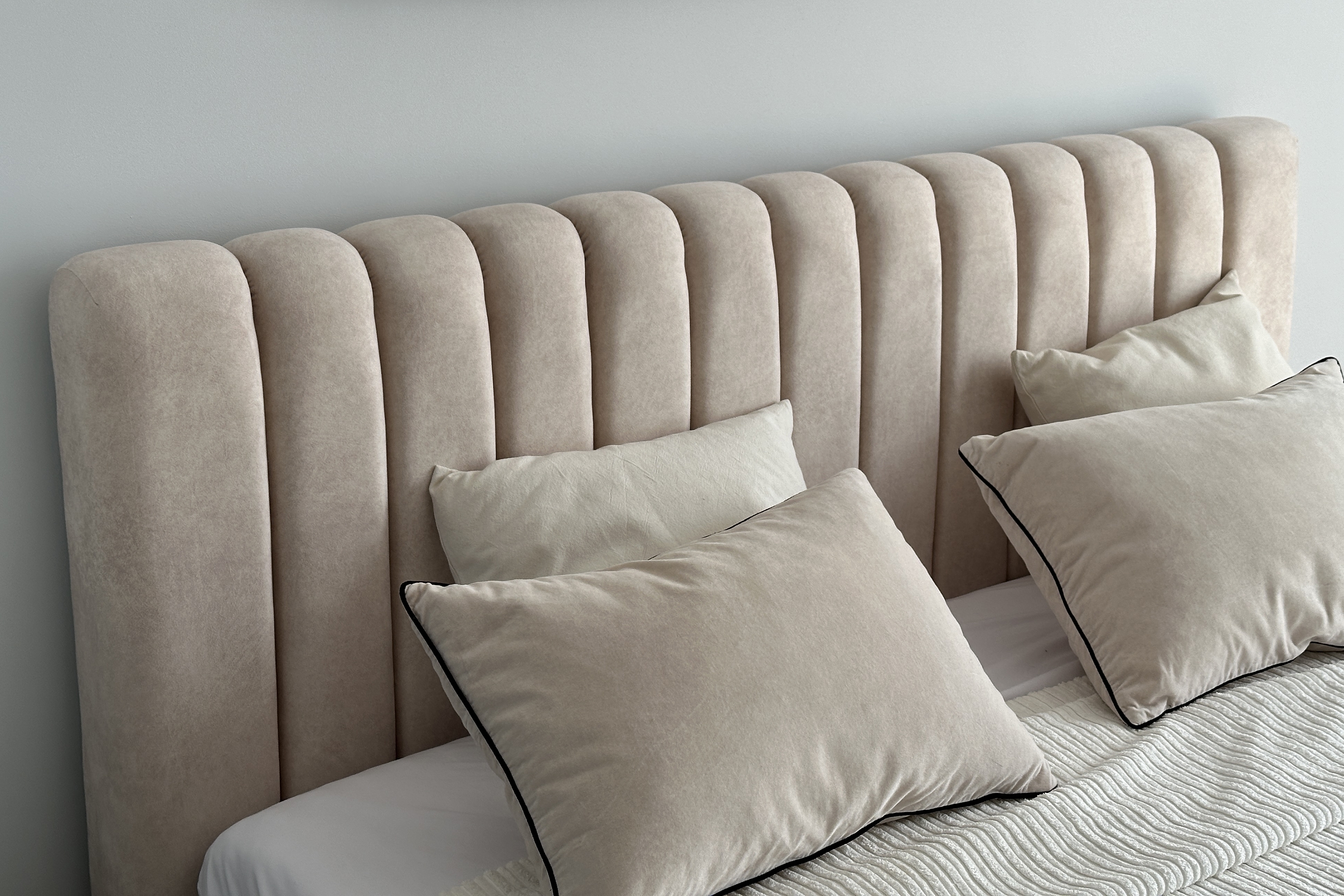 Manželská posteľ Nicole 160x200 cm s úložným priestorom Posteľ čalúnená Nicole 160x200 s úložným priestorom