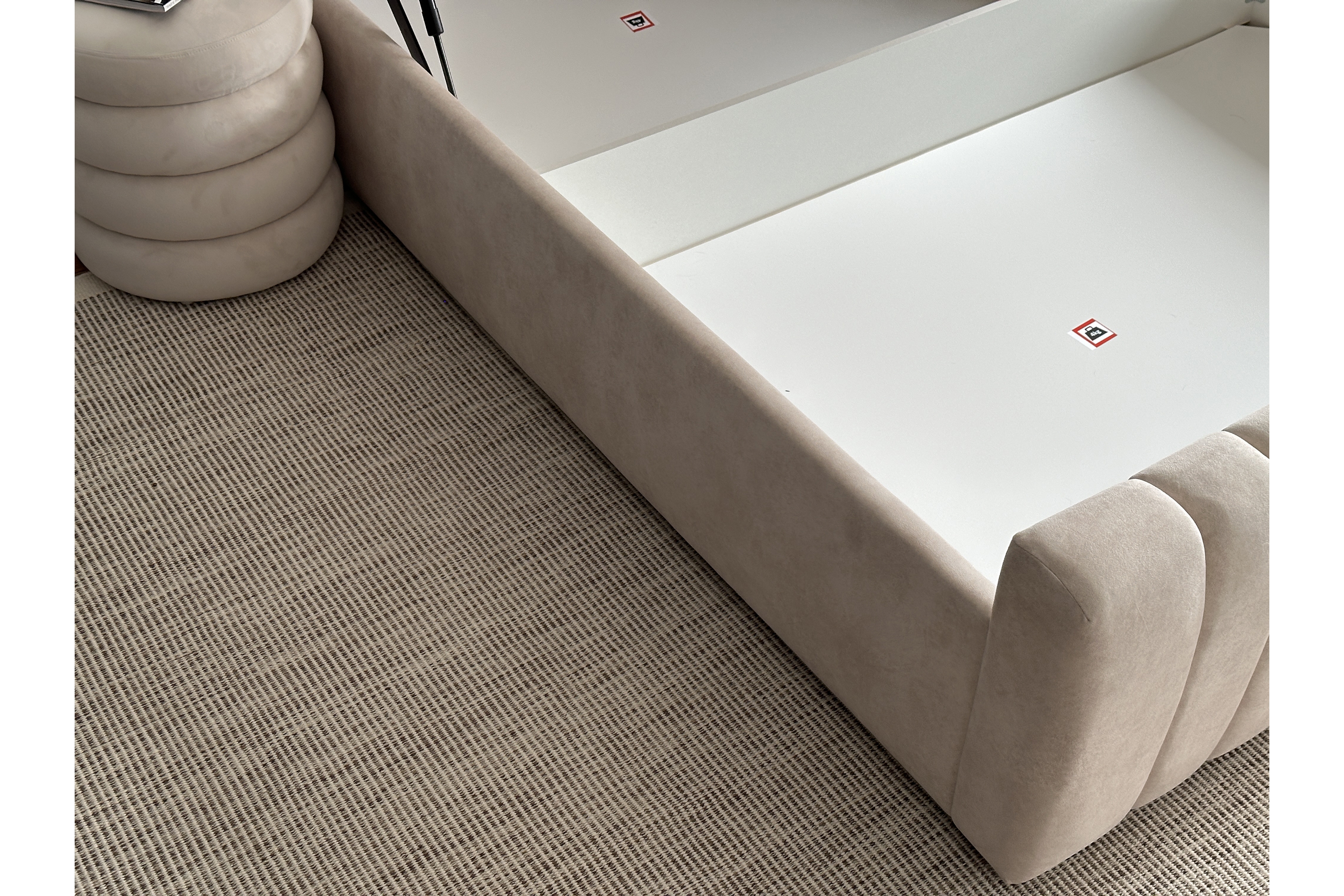 Manželská posteľ Nicole 180x200 cm s úložným priestorom Posteľ čalúnená Nicole 180x200 s úložným priestorom